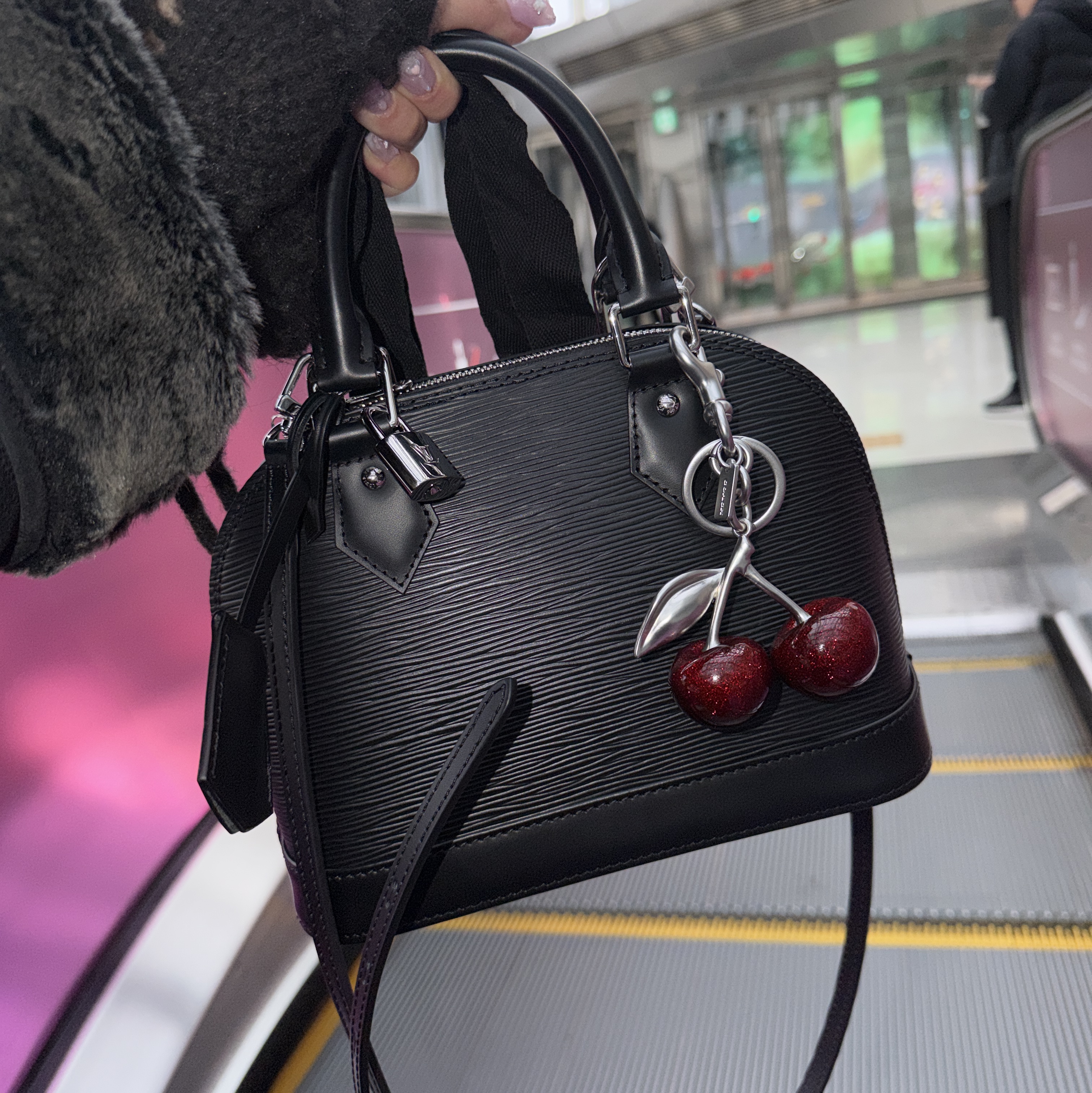 Louis Vuitton Alma BB Epi Black, Coach Cherry Bag Charm Brass Red Apple 착용 스타일