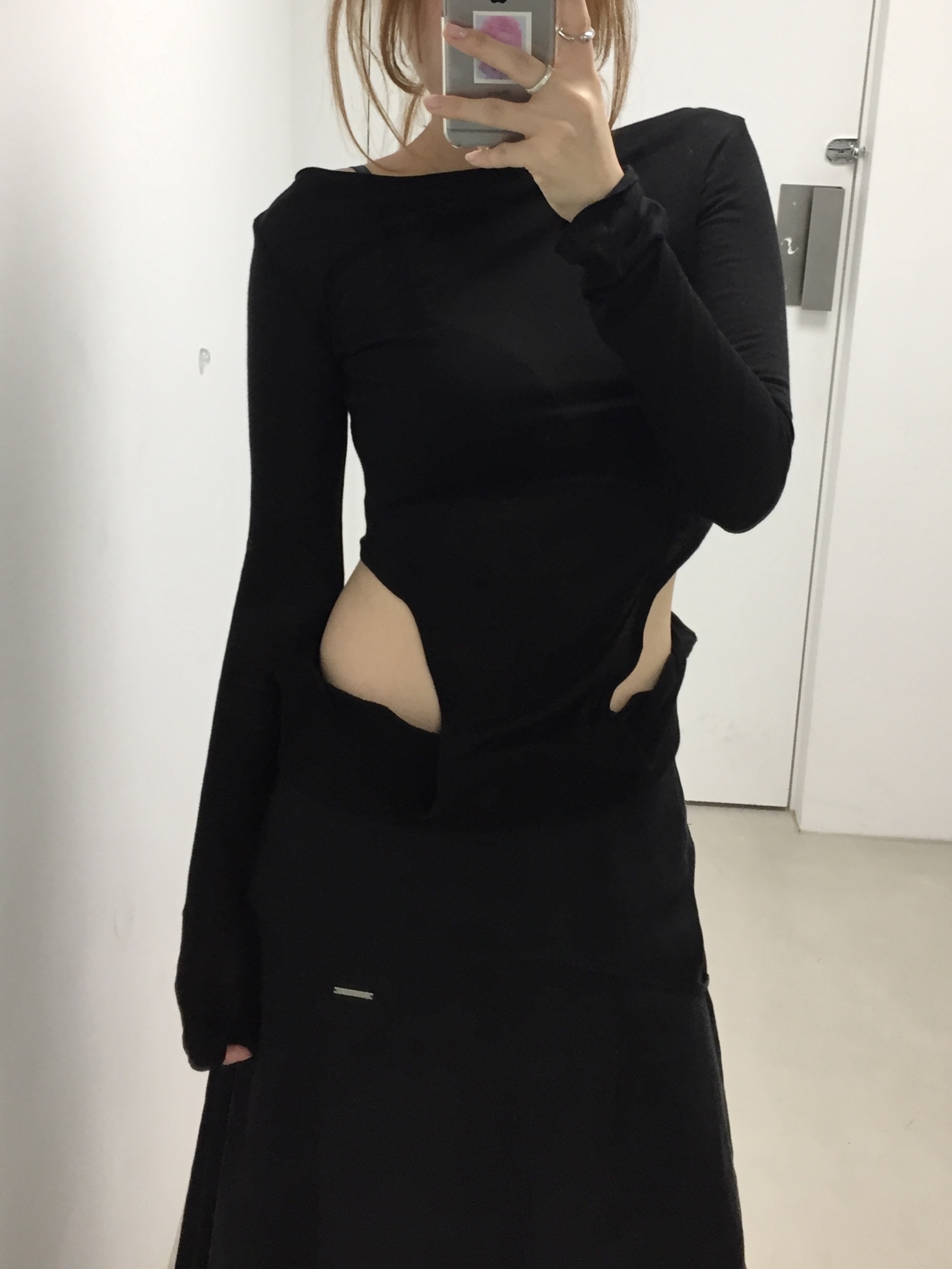 OJOS Curved Cut Layered Tee Black 착용 스타일 - 5