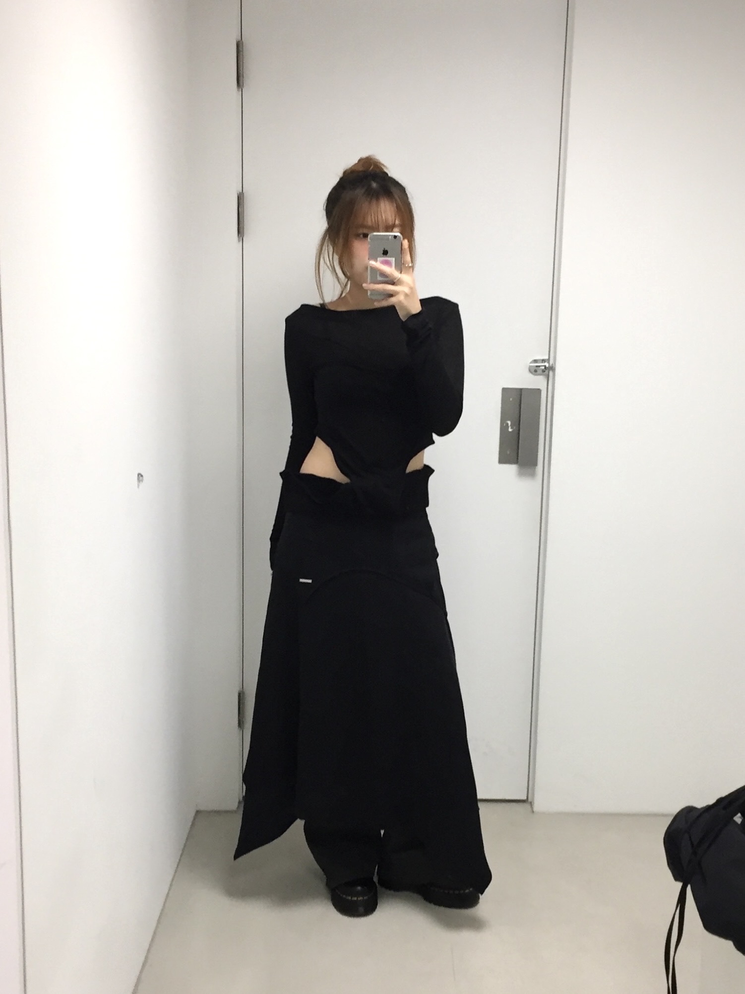 OJOS Curved Cut Layered Tee Black 착용 스타일 - 4