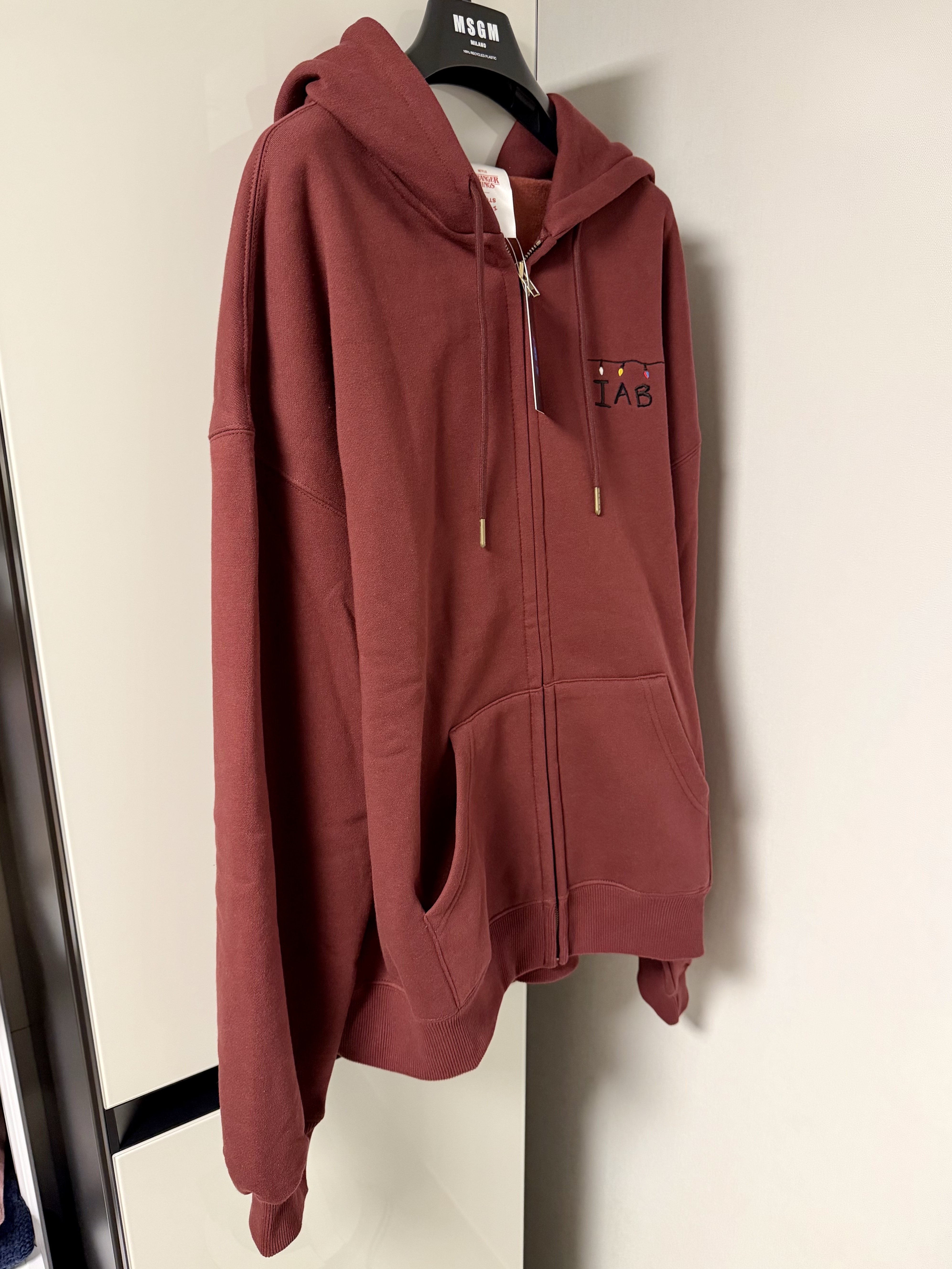 IAB Studio x Stranger Things Tree Lights Zip-up Hoodie Burgundy 착용 스타일 - 2