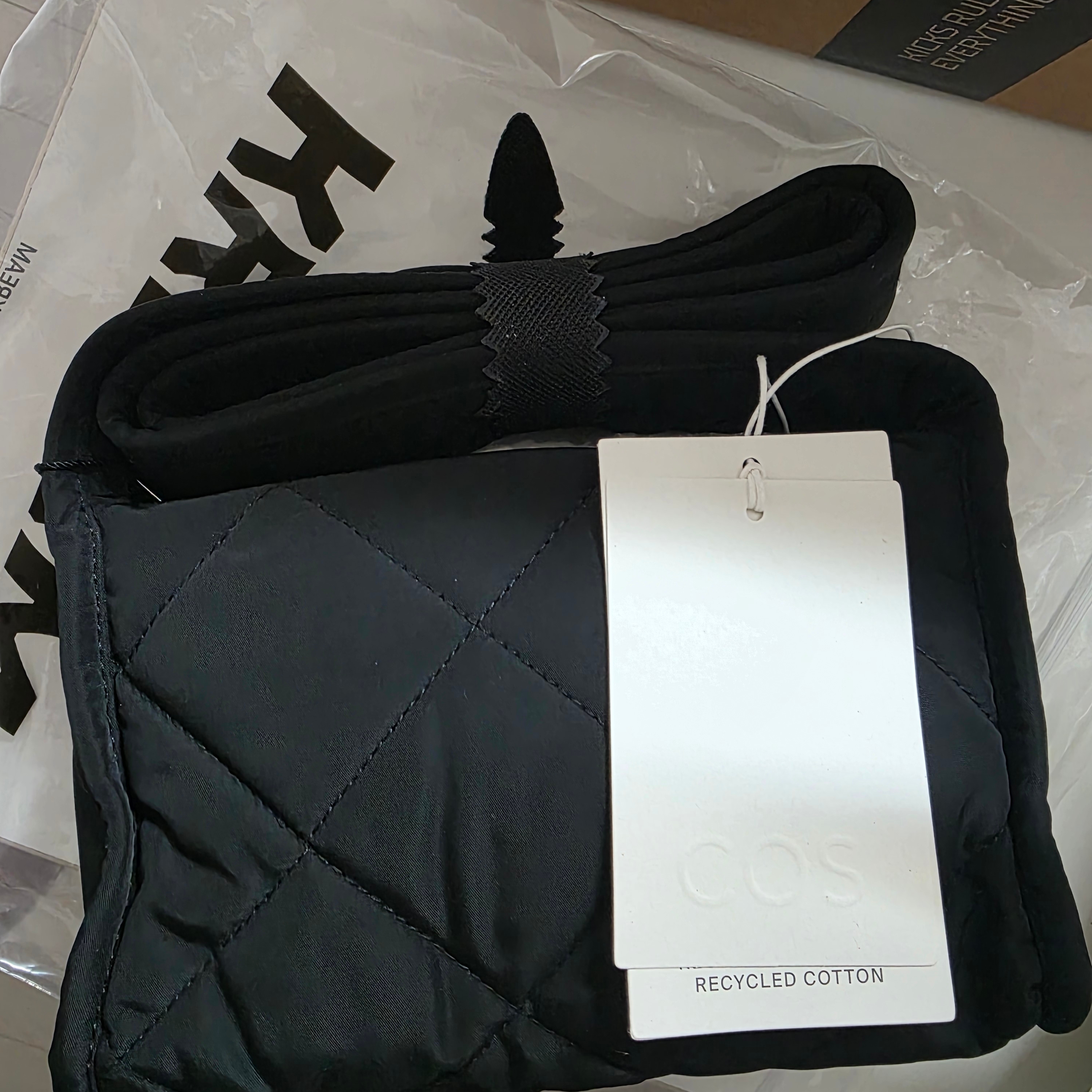 COS Diamond Quilted Mini Crossbody Bag Black 착용 스타일