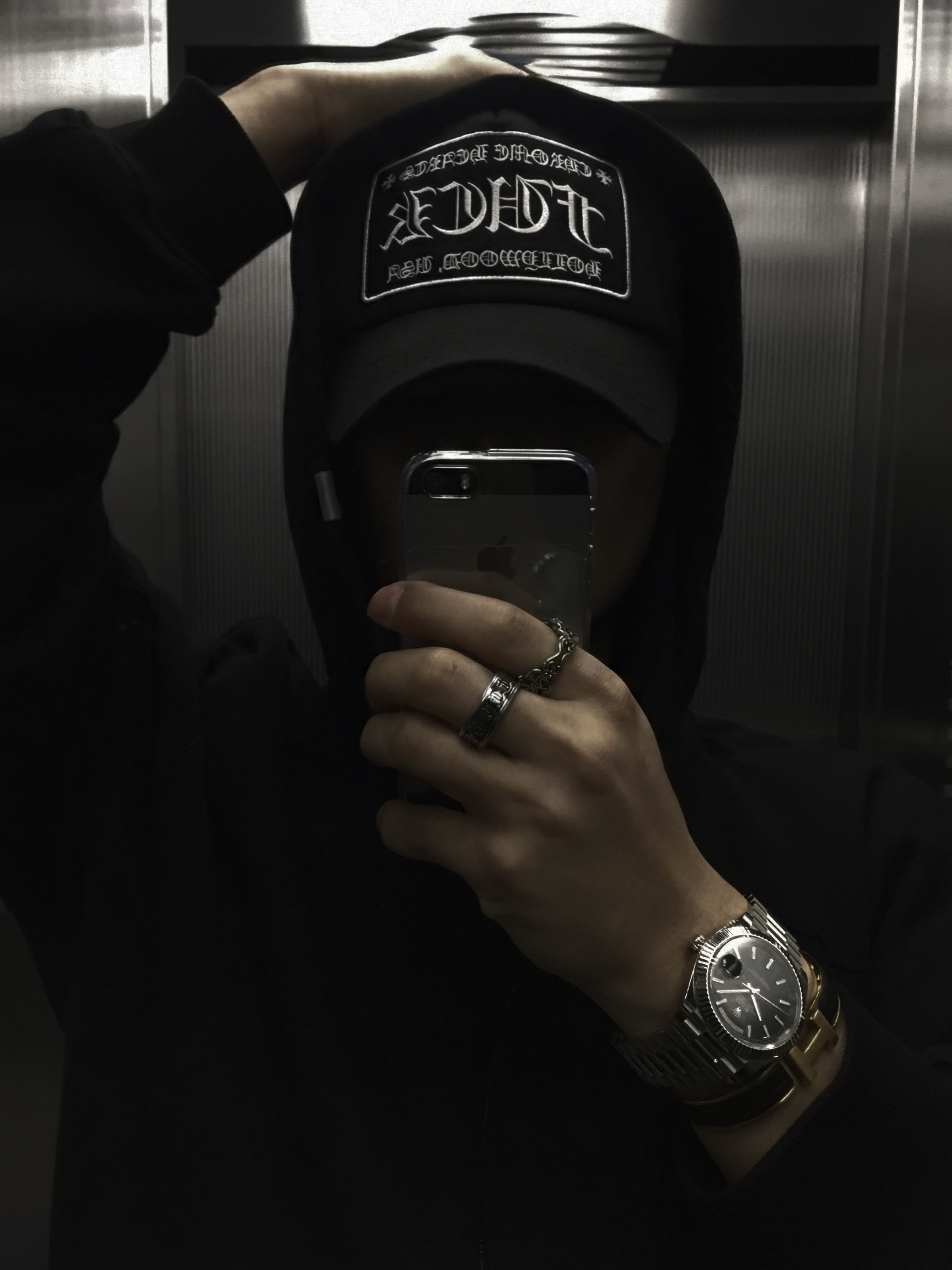 Chrome Hearts Fuck Hollywood Trucker Hat Black, Hermes Clic HH Bracelet Gold & Noir Mat 착용 스타일 - 1