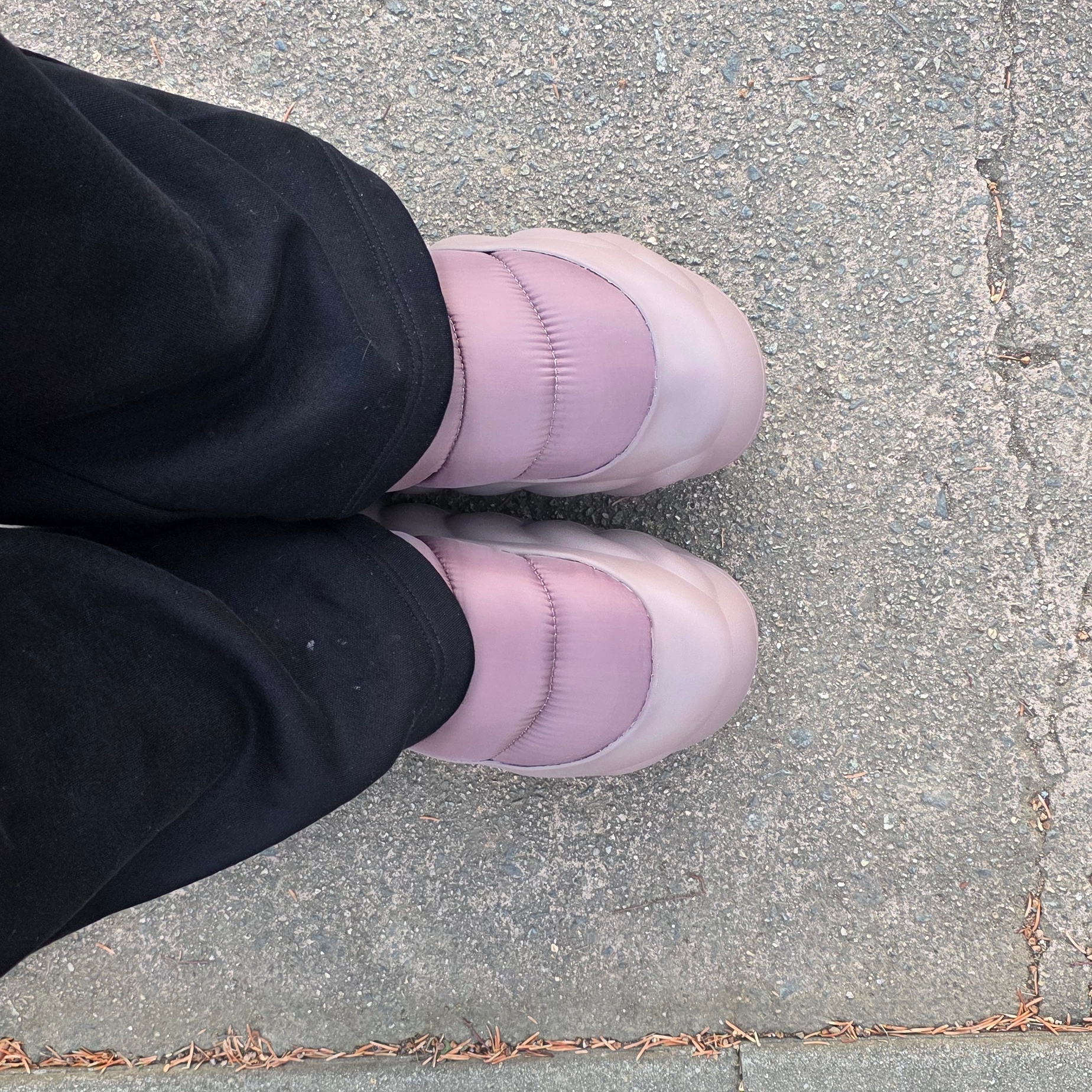 Crocs Overpuff Shorty Truffle 착용 스타일 - 3