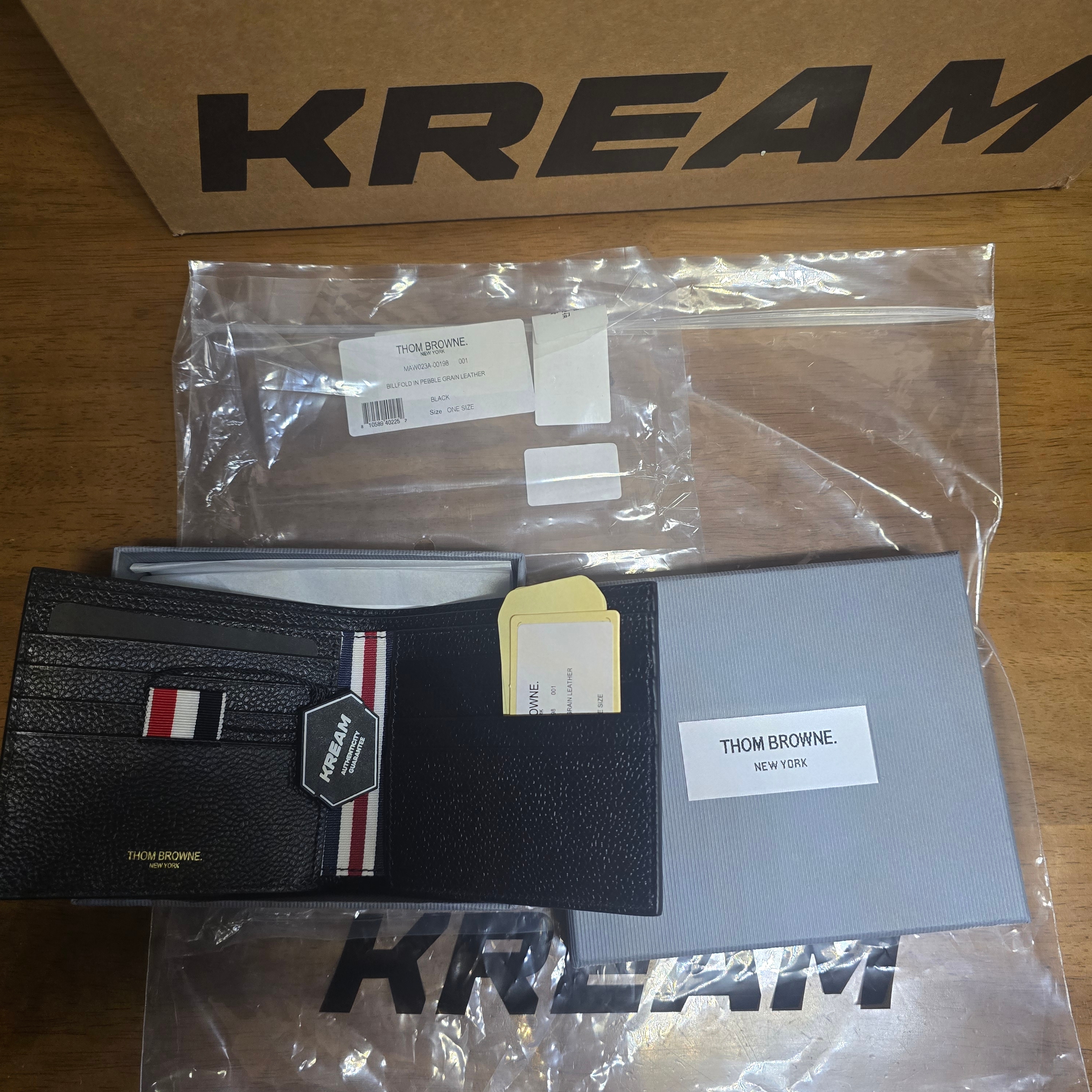 Thom Browne Pebble Grain Bill Fold Wallet Black 착용 스타일 - 2