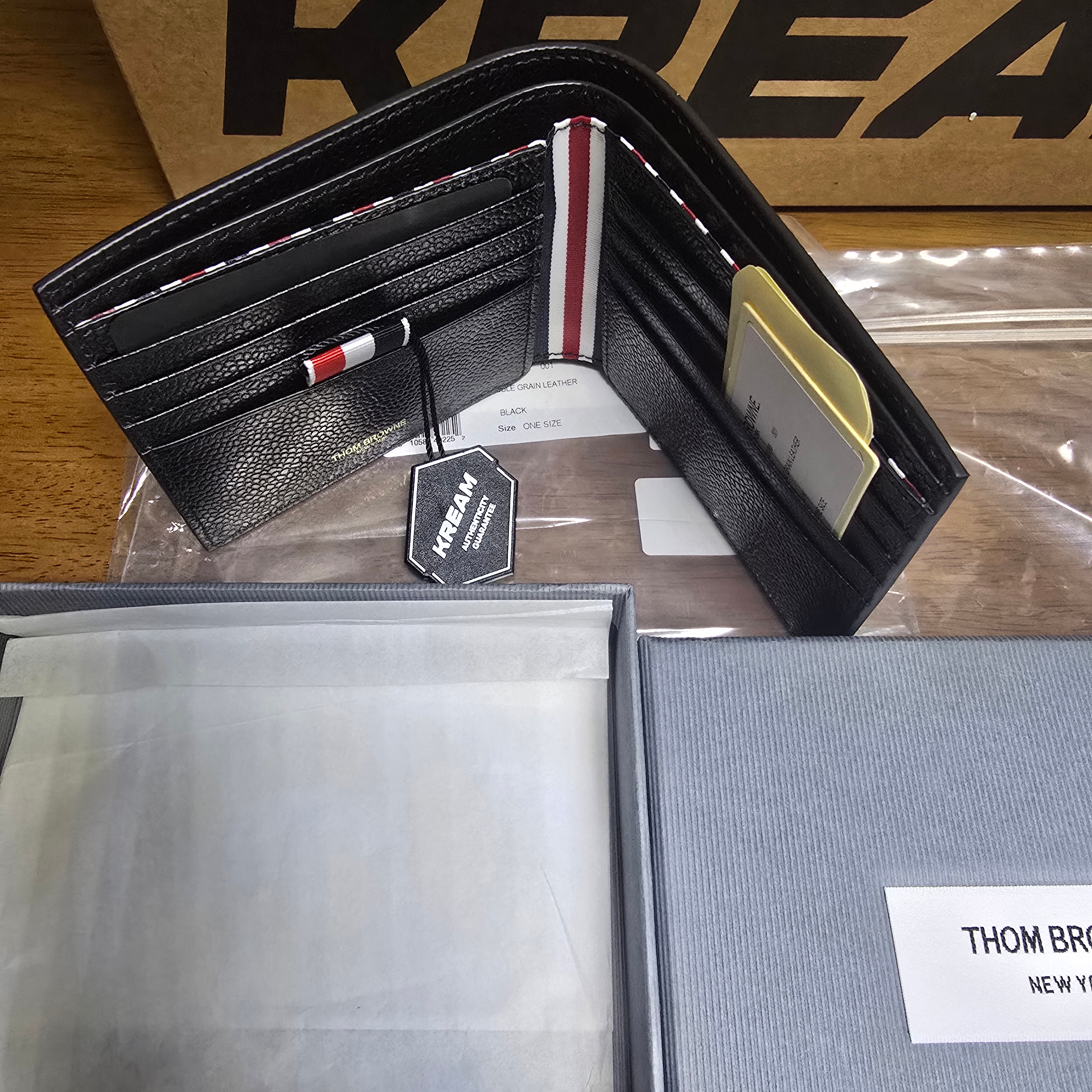 Thom Browne Pebble Grain Bill Fold Wallet Black 착용 스타일 - 1