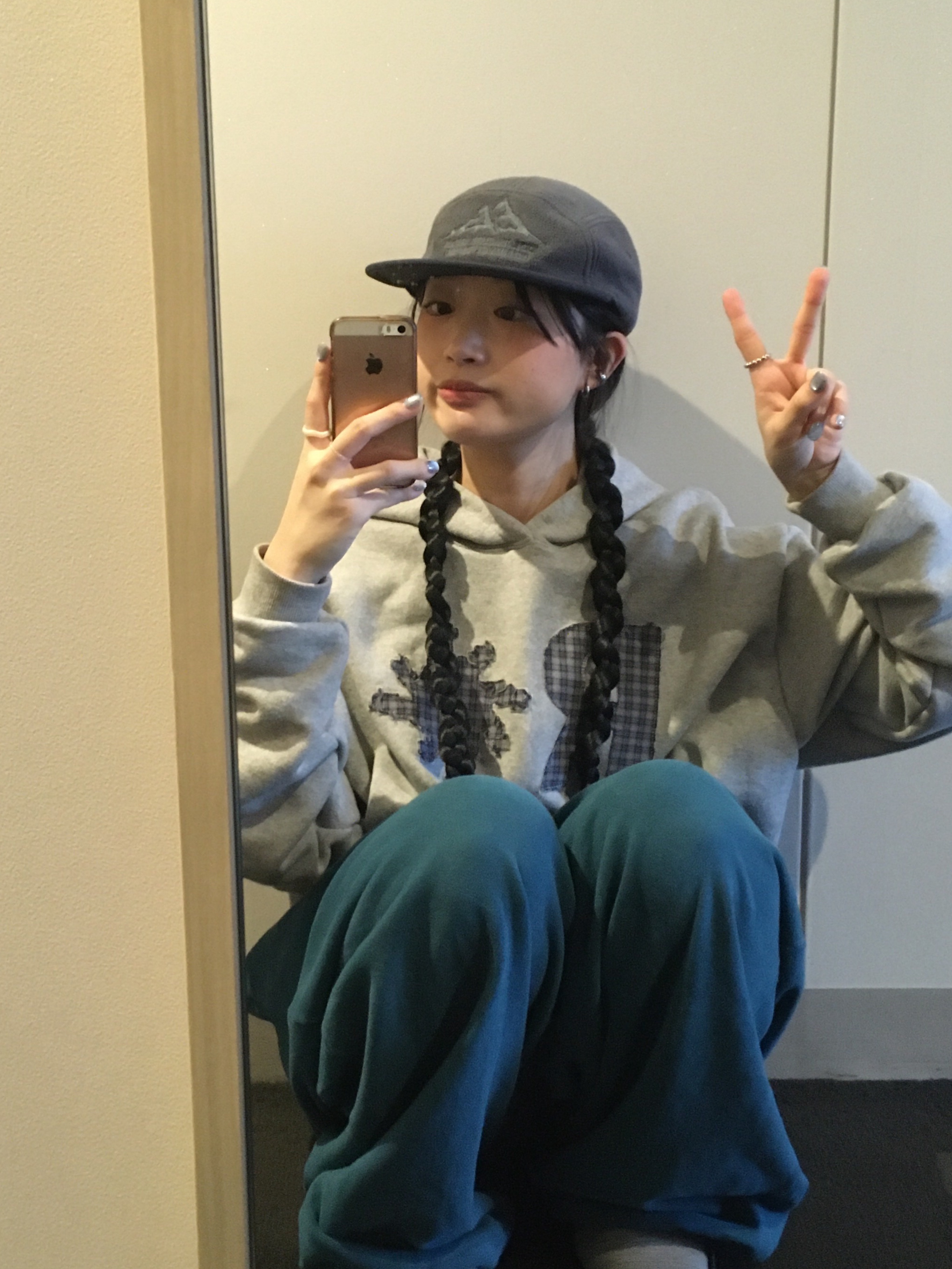 SLOW RECORD HOUSE Check Patch Hoodie Grey 착용 스타일 - 1