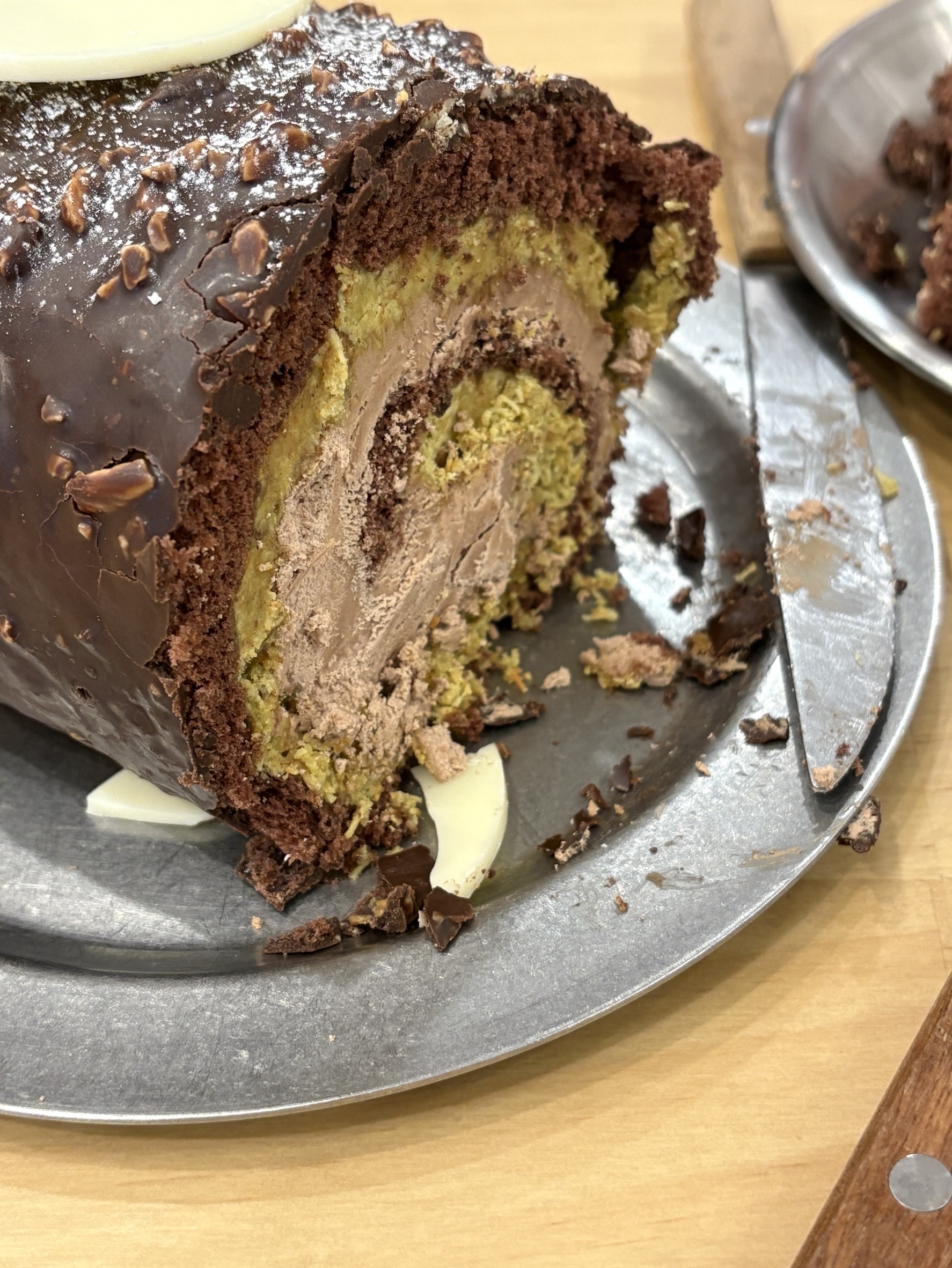 [KREAM 단독] tongtonge Dubai Style Chocolate Roll Cake 착용 스타일