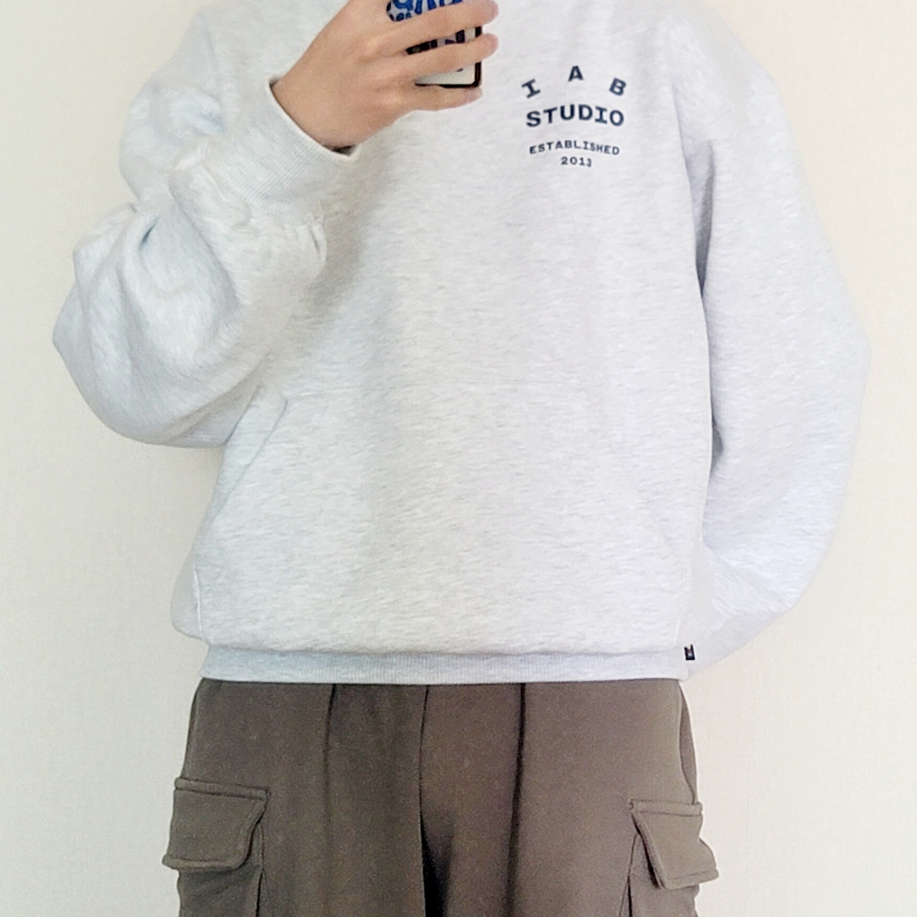 IAB Studio 25 Hoodie Light Gray Navy 착용 스타일 - 1