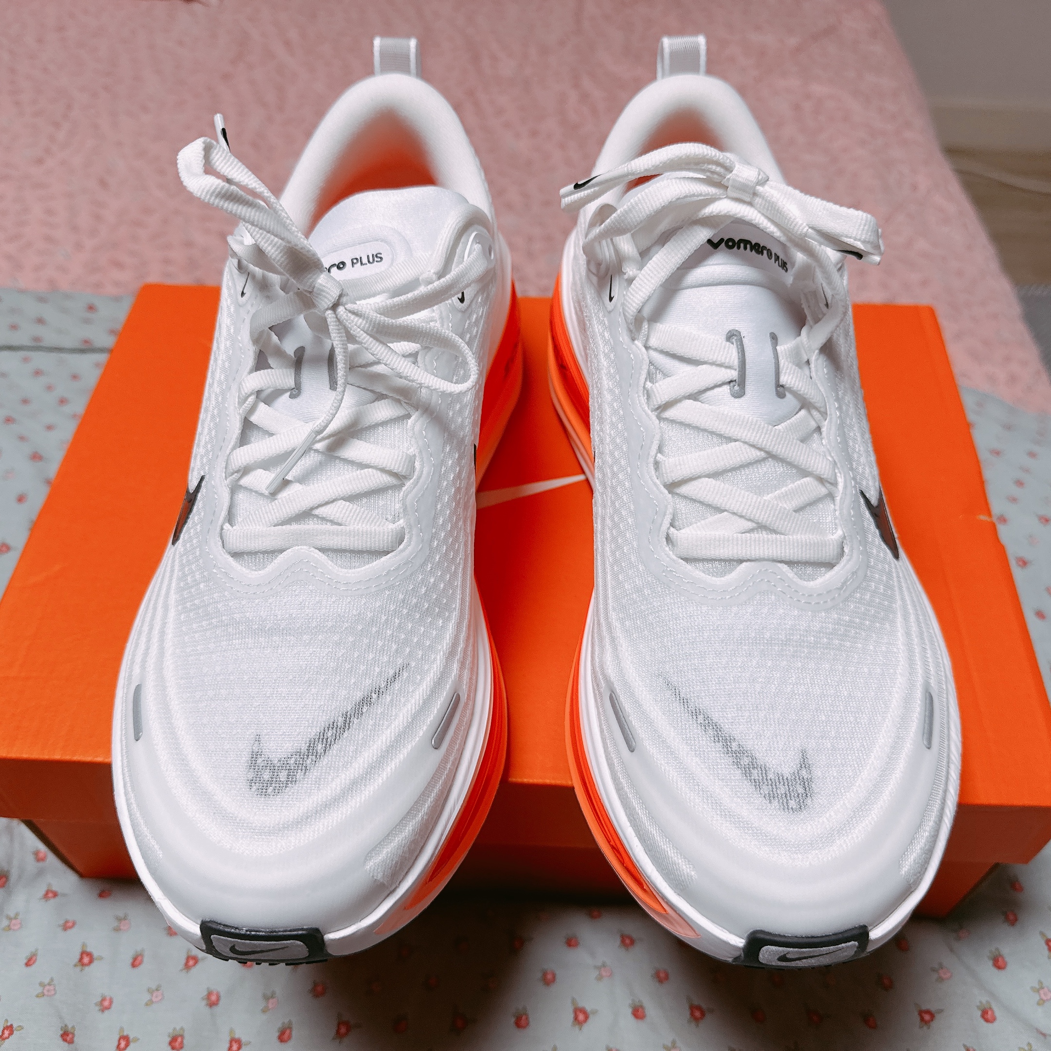 Nike Zoom Vomero Plus White Bright Crimson 착용 스타일 - 1
