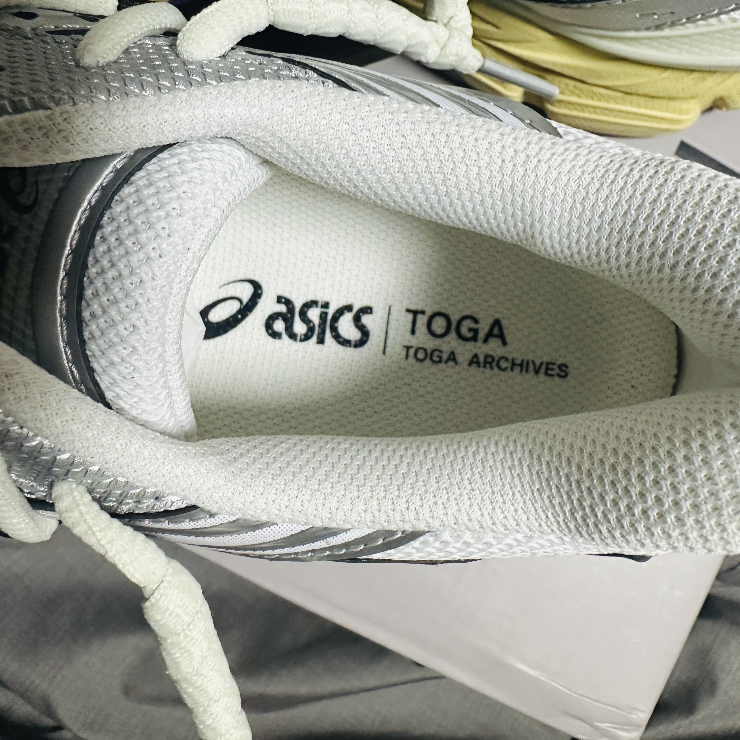 Asics x Toga Gel-Cumulus 16 TG White Red Pure Silver 착용 스타일 - 6