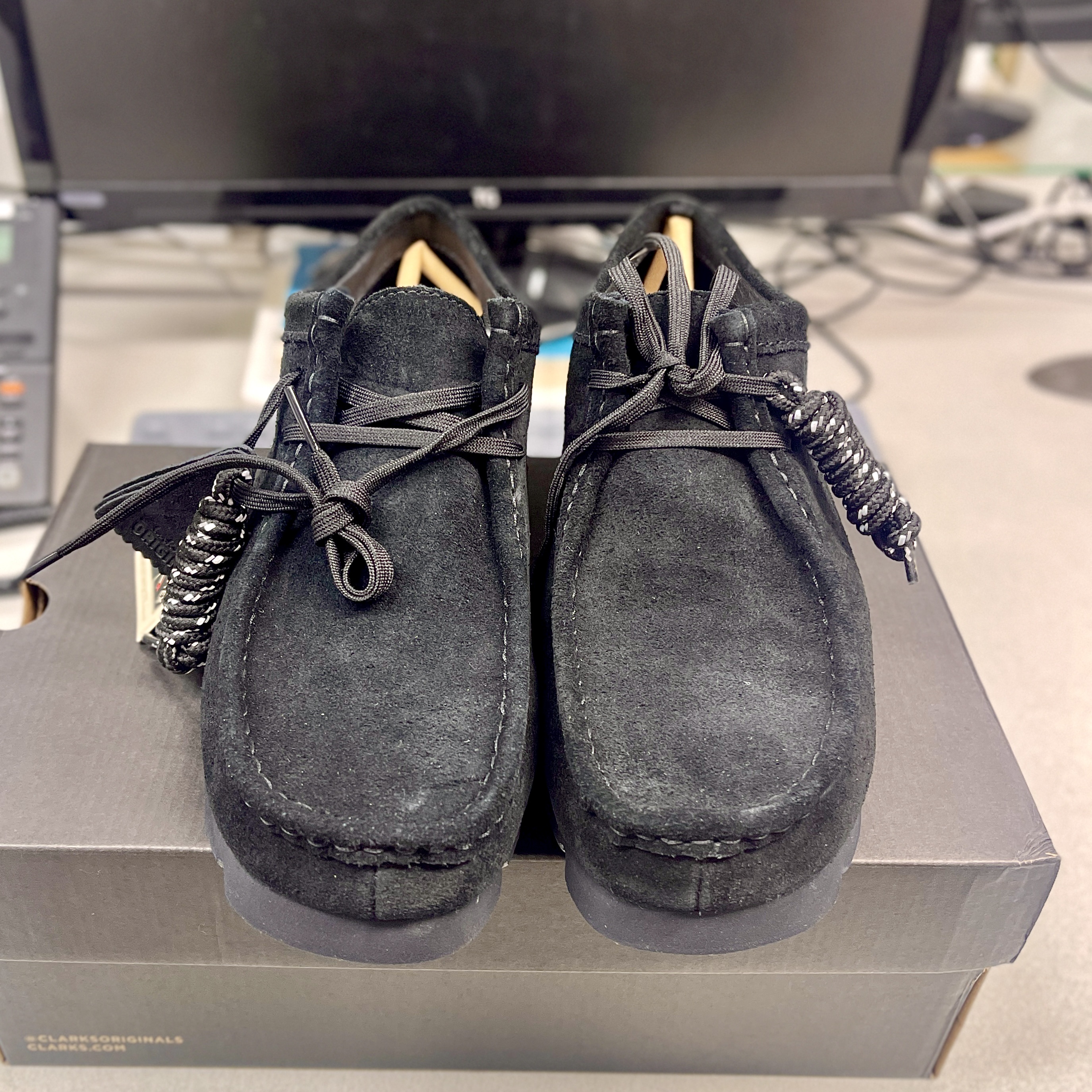 Clarks Wallabee Gore-Tex Black Suede 착용 스타일 - 2