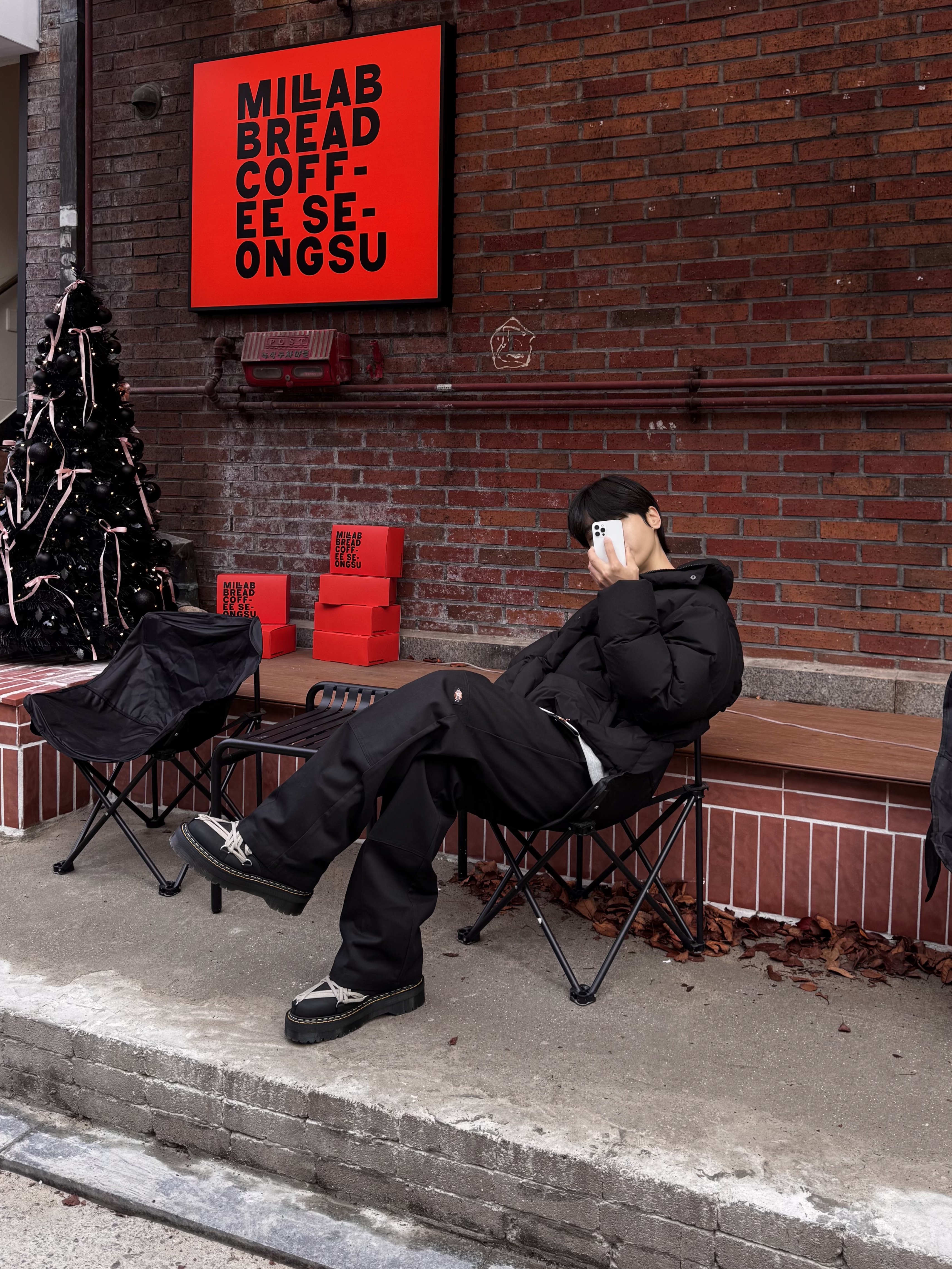Dr. Martens x Rick Owens 1460 Quad Sole Mega Lace Boots Black, Dickies Loose Fit Double Knee Work Pants Black 착용 스타일 - 7