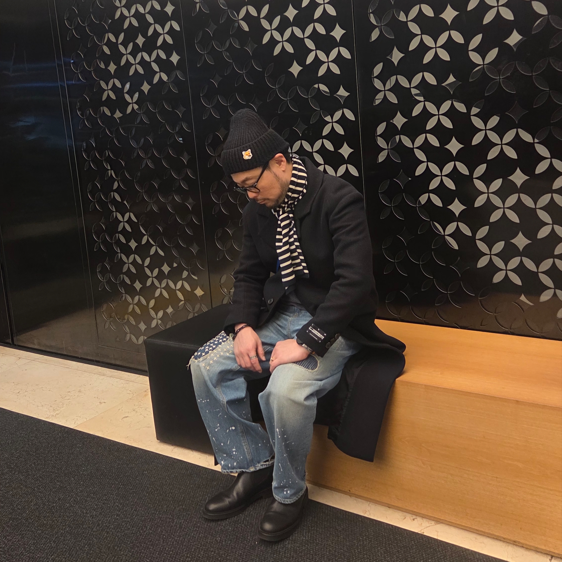 Zara x Ader Error Wool Blend Oversize Coat Black, Zara x Ader Error Patchwork Jeans Blue 착용 스타일 - 1