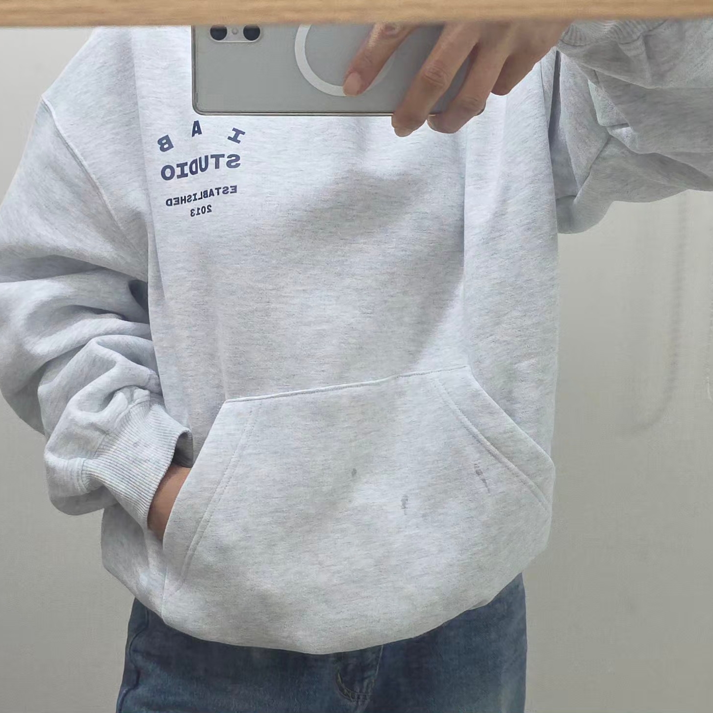 IAB Studio 25 Hoodie Light Gray Navy 착용 스타일