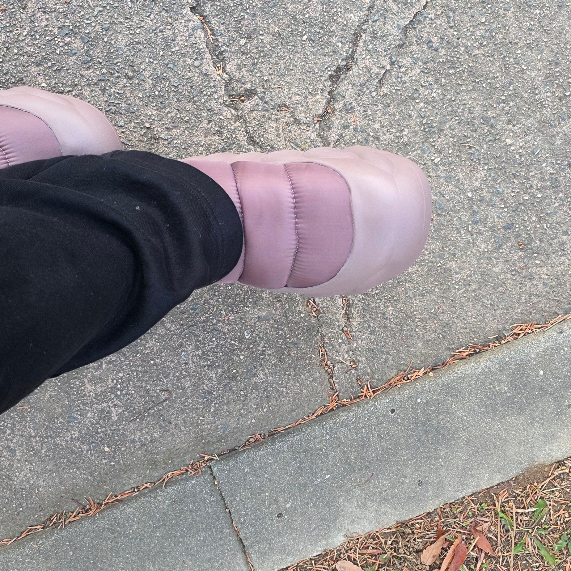 Crocs Overpuff Shorty Truffle 착용 스타일 - 4