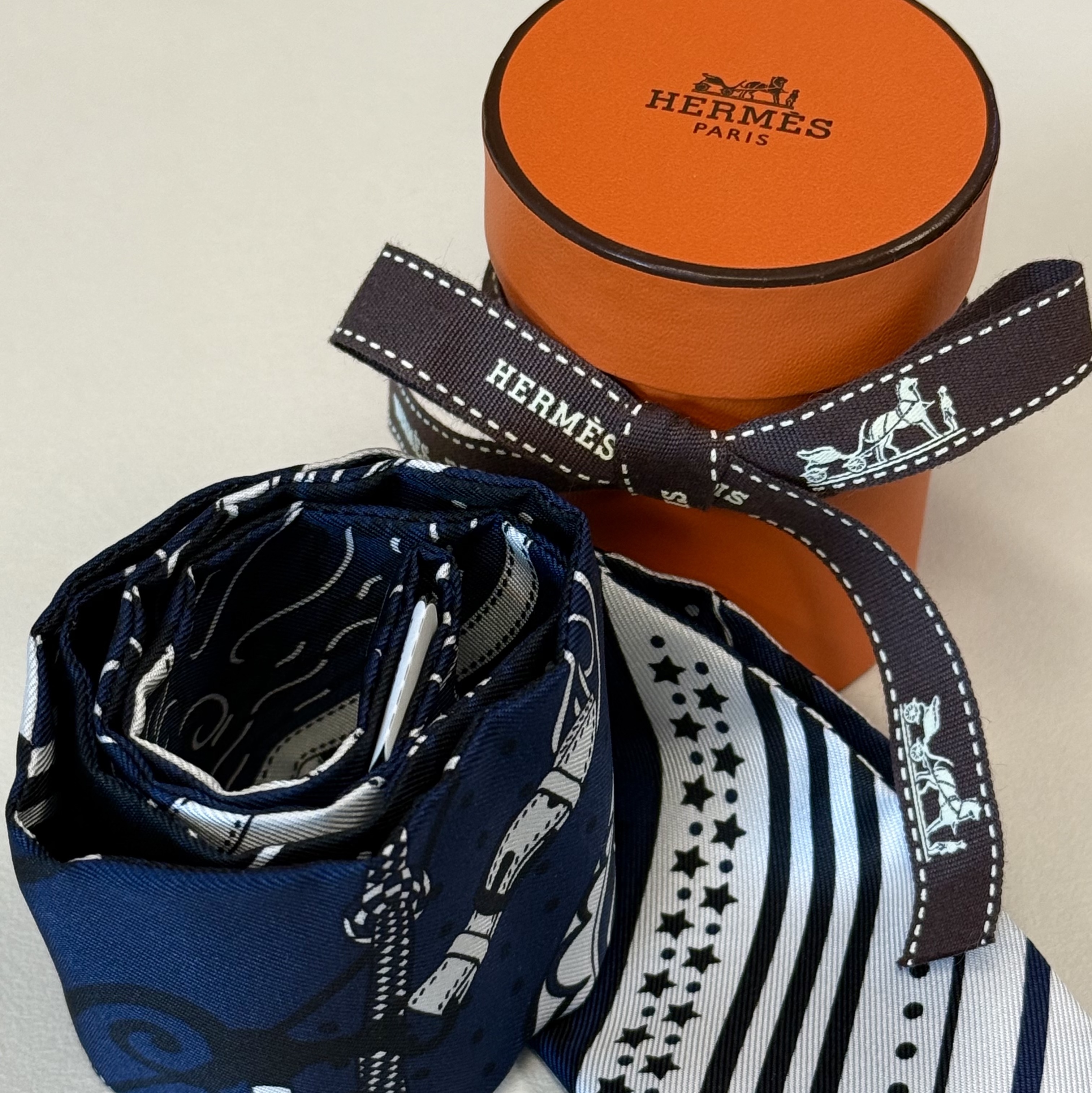 (W) Hermes Festival des Amazones Bandana Twilly Marine Blanc Noir 착용 스타일 - 1