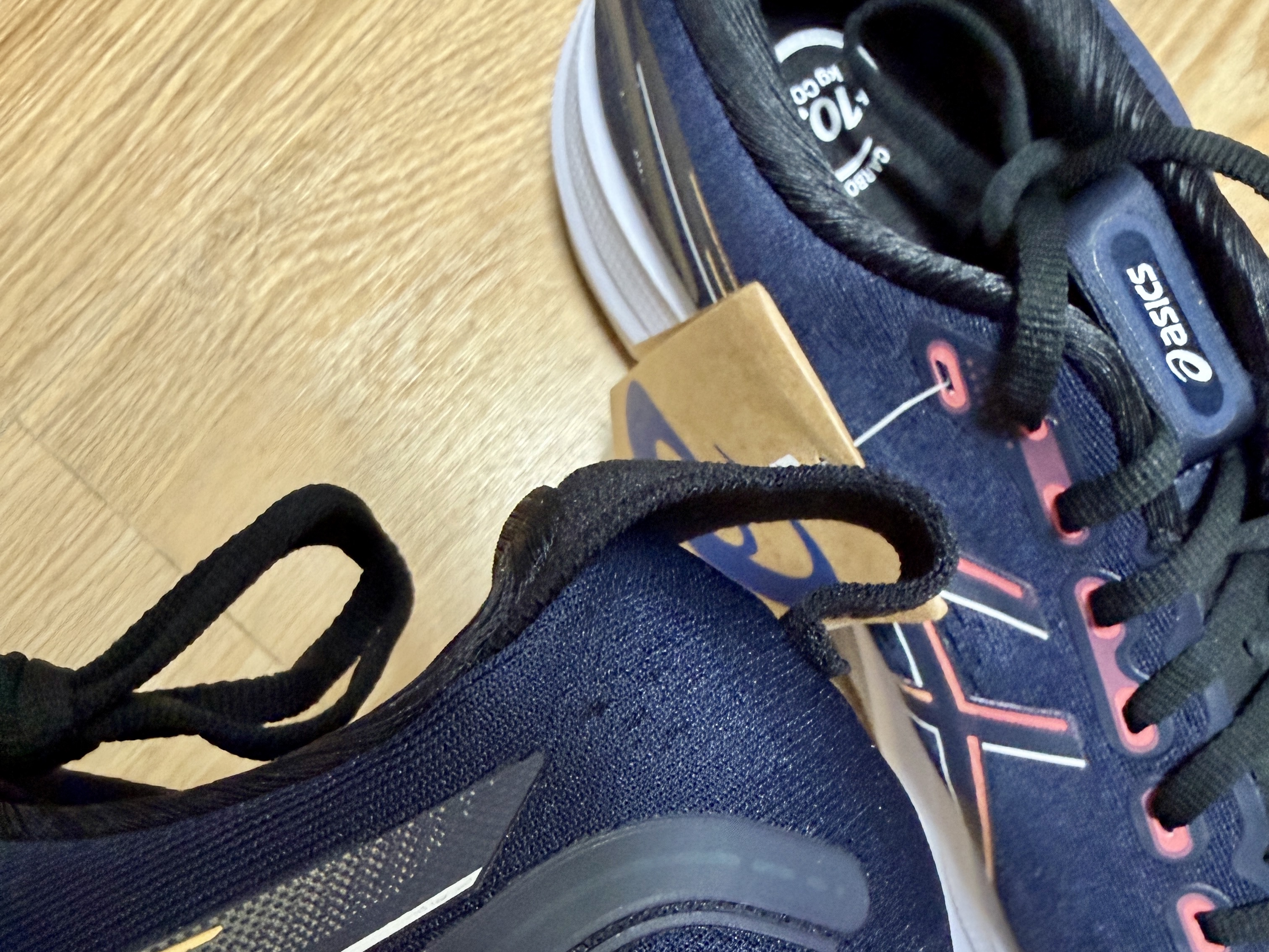 Asics Gel-Kayano 32 Midnight Black - 2E Wide 착용 스타일 - 3