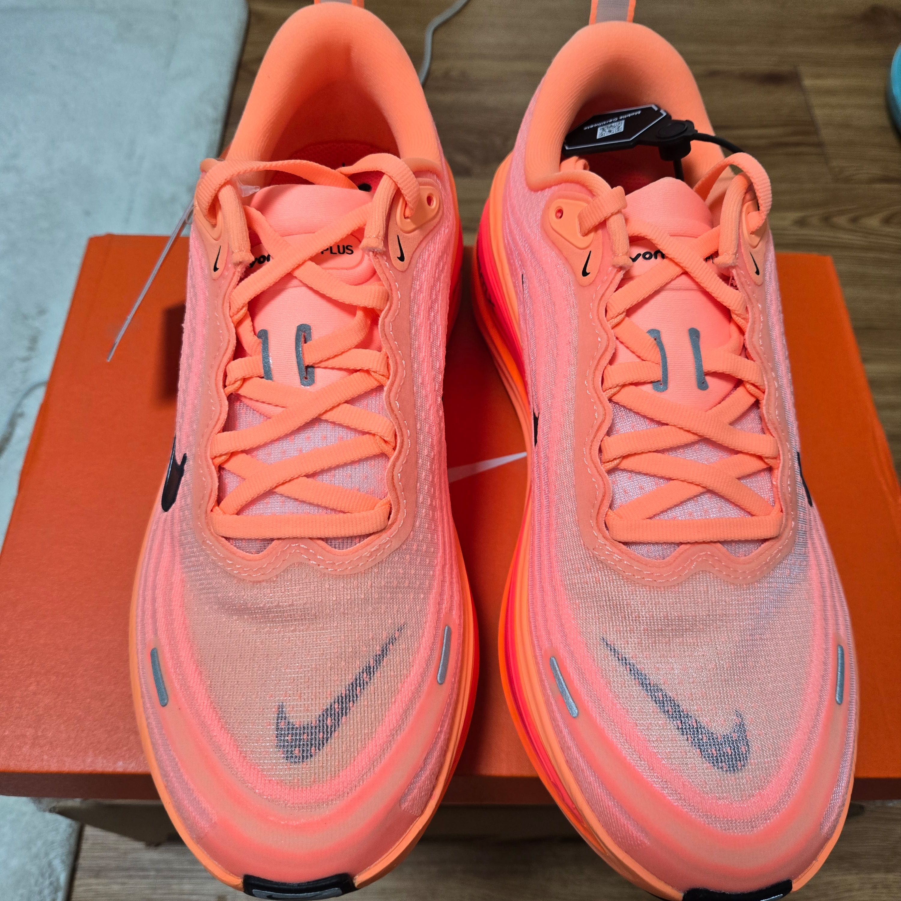 Nike Vomero Plus Orange Pulse Hot Lava 착용 스타일 - 1