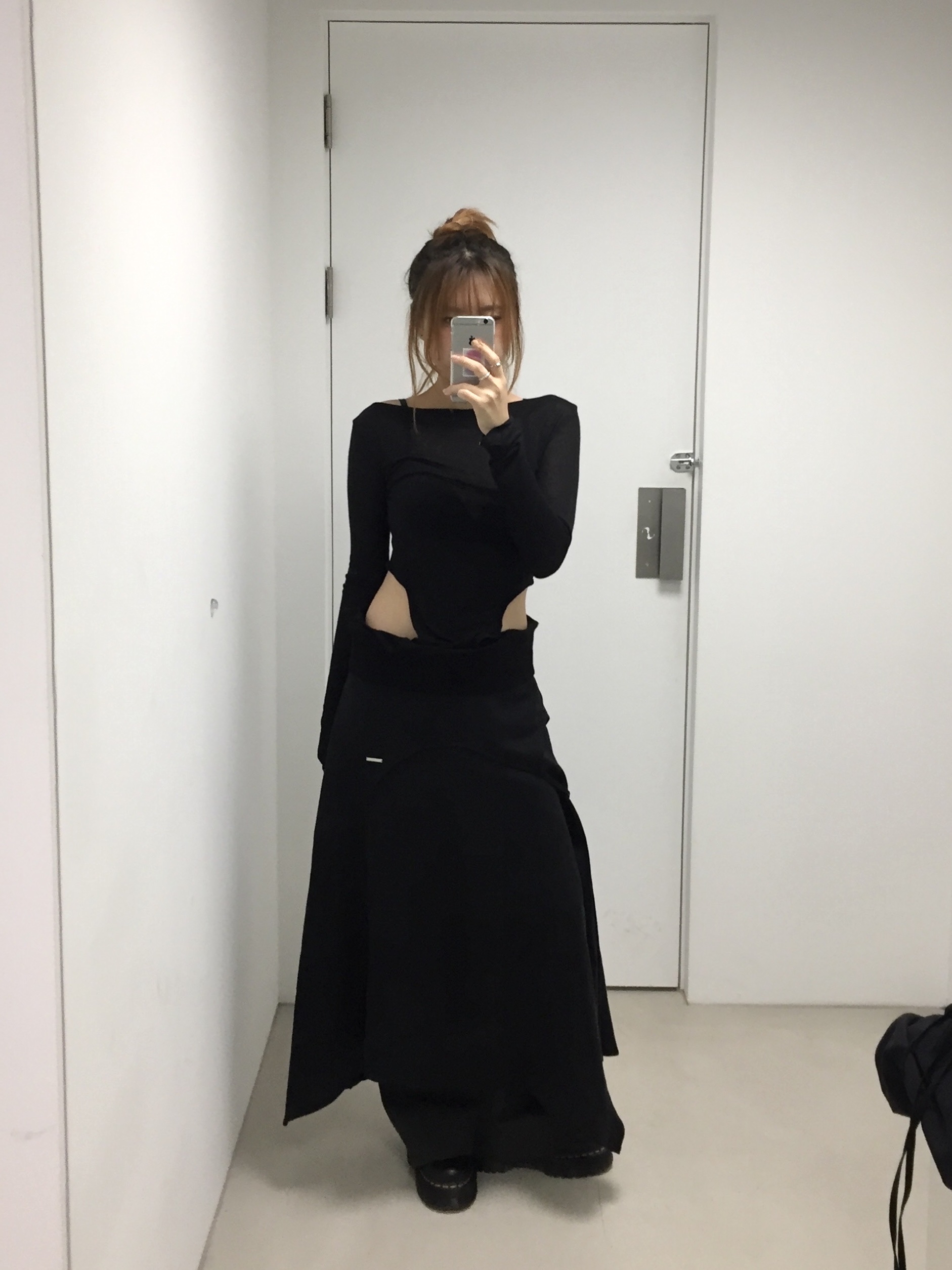 OJOS Curved Cut Layered Tee Black 착용 스타일 - 1