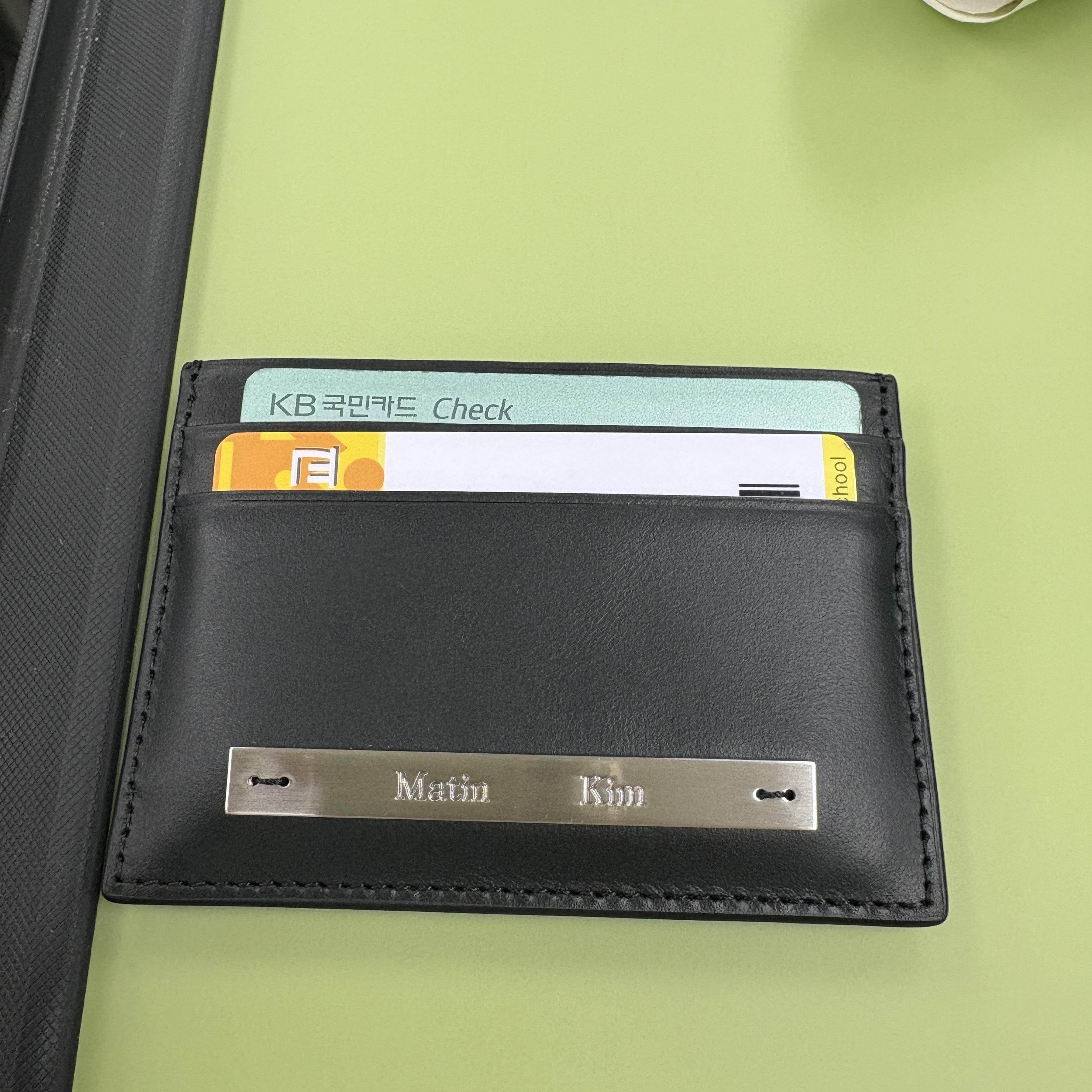 Matin Kim Vintage Card Wallet Black 착용 스타일
