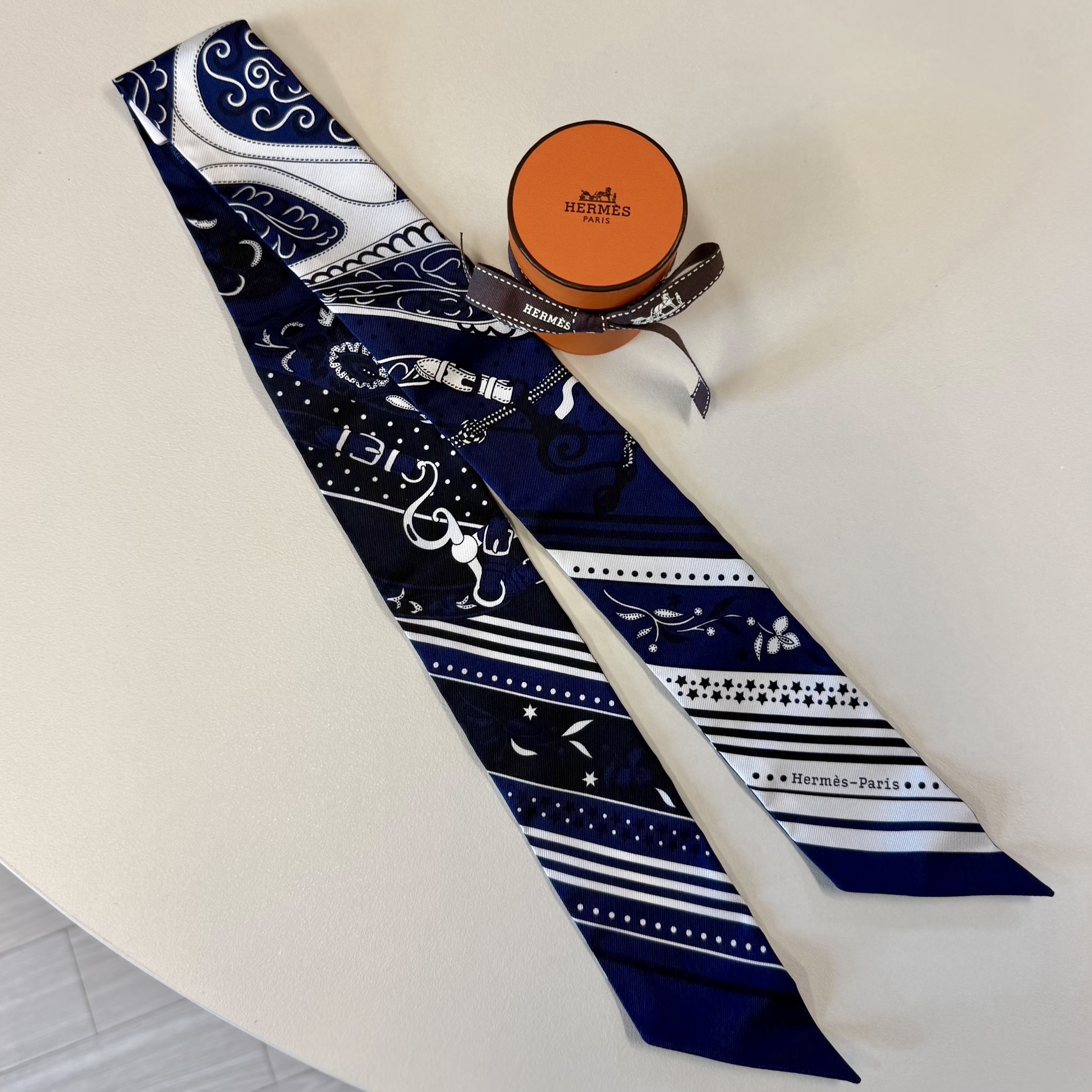 (W) Hermes Festival des Amazones Bandana Twilly Marine Blanc Noir 착용 스타일 - 2