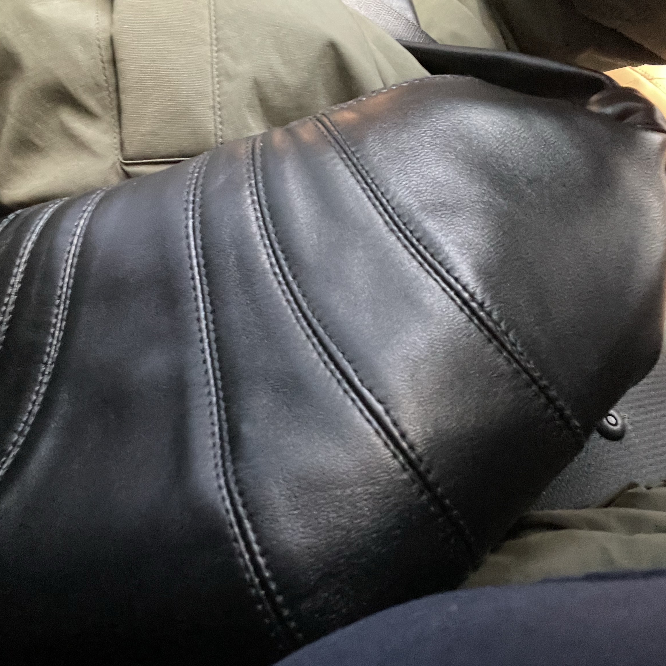 Lemaire Small Croissant Bag Soft Nappa Leather Black 착용 스타일 - 1
