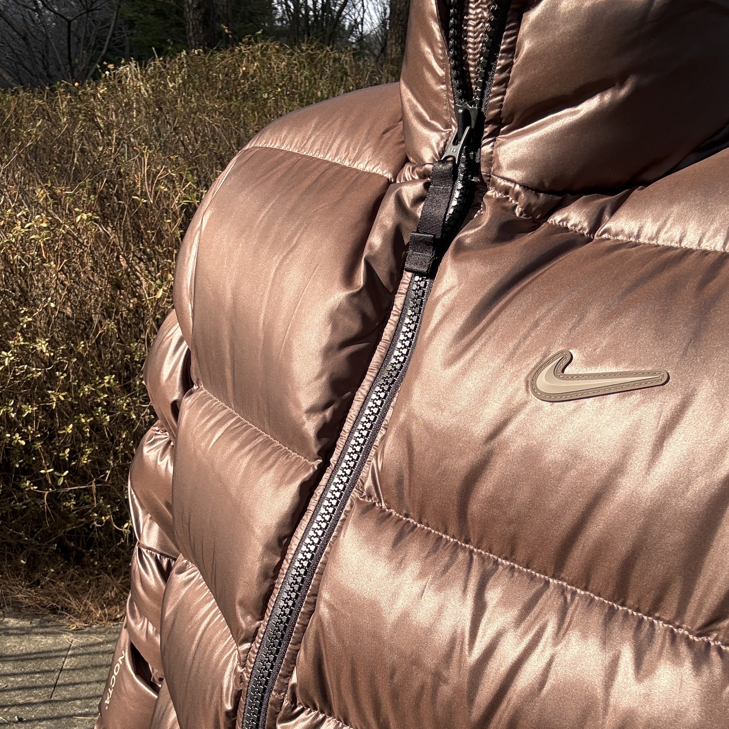 Nike x Drake Nocta Sunset Puffer Jacket Baroque Brown Olive Grey - Asia 착용 스타일 - 2