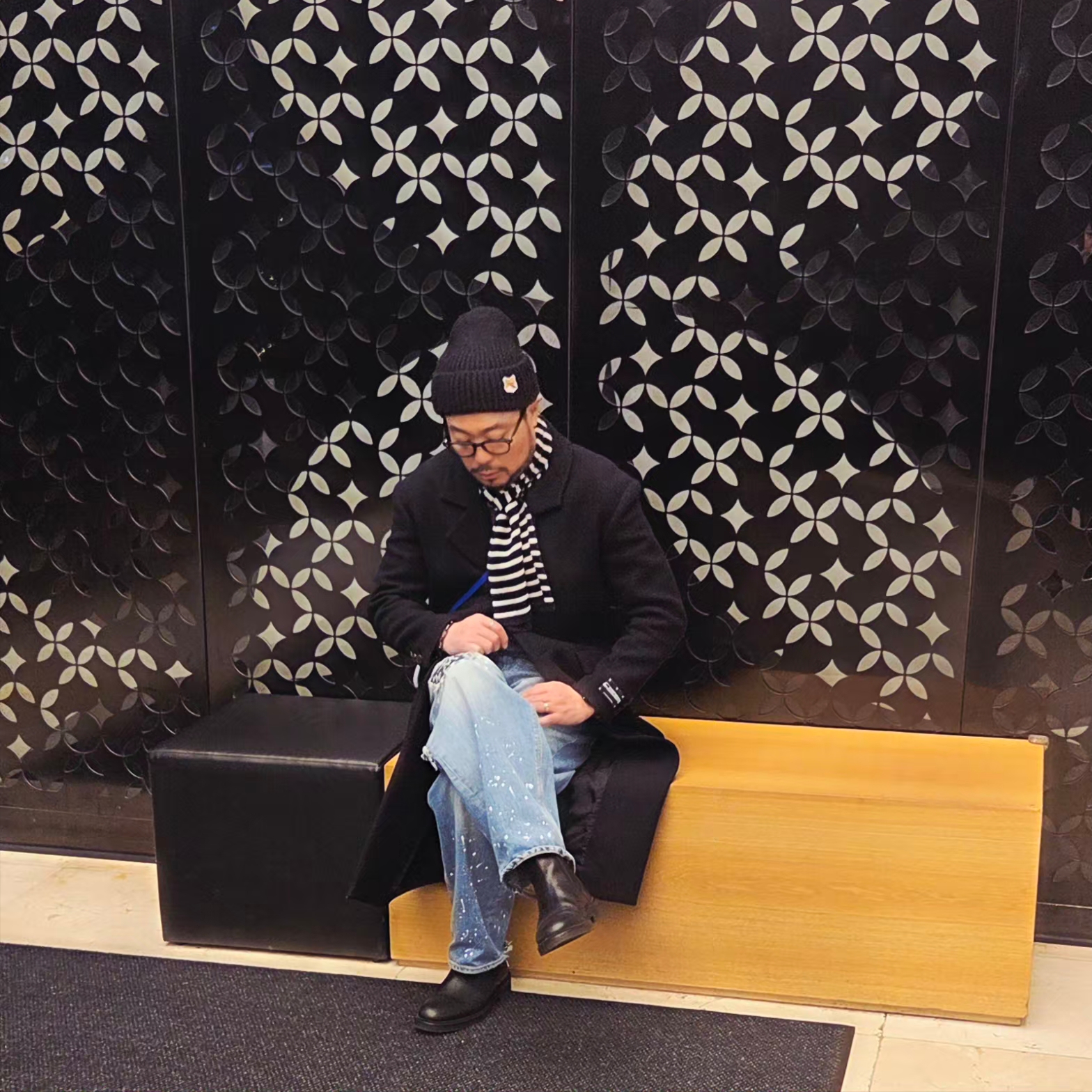 Zara x Ader Error Wool Blend Oversize Coat Black, Zara x Ader Error Patchwork Jeans Blue 착용 스타일 - 2