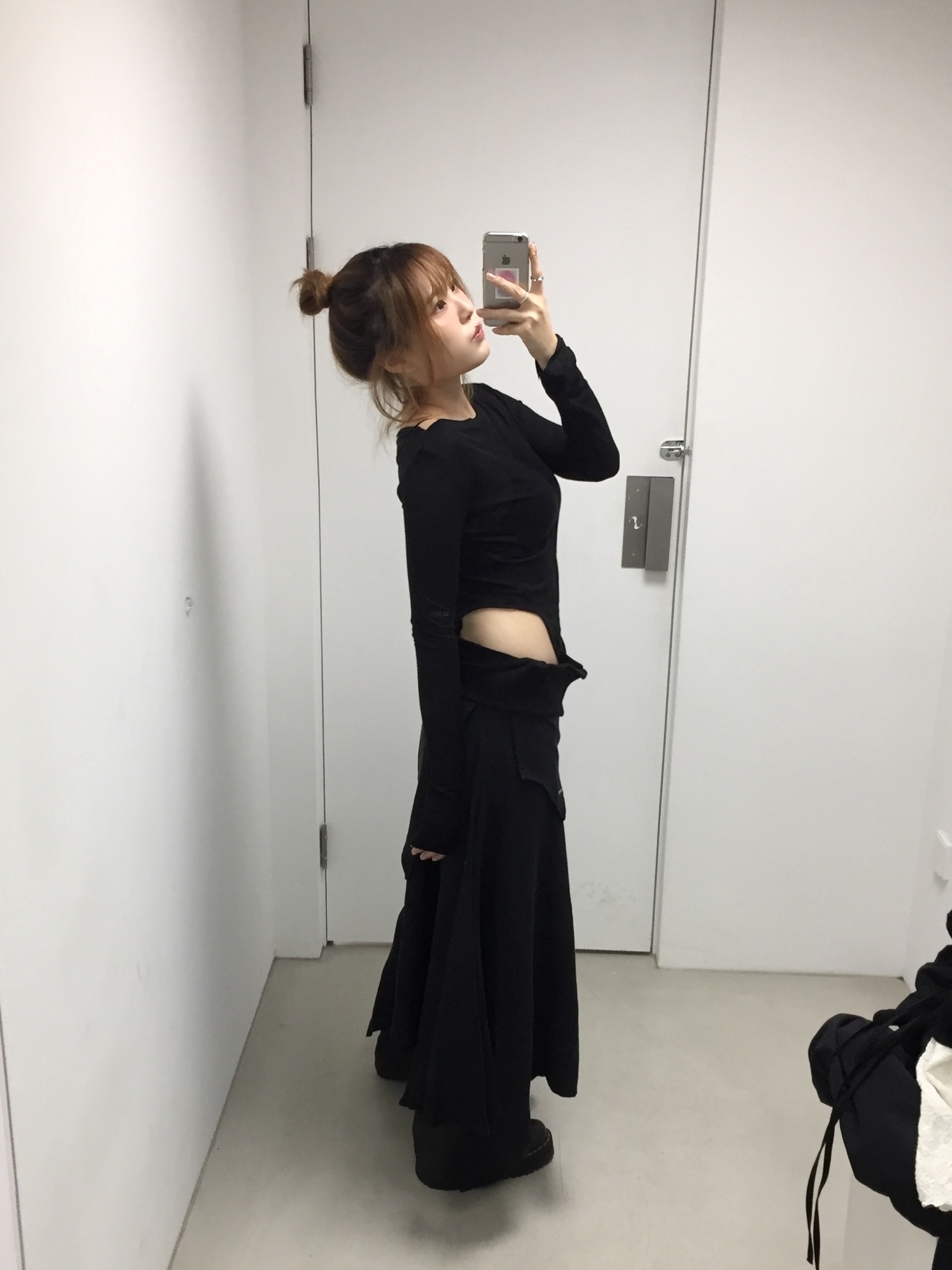 OJOS Curved Cut Layered Tee Black 착용 스타일 - 6