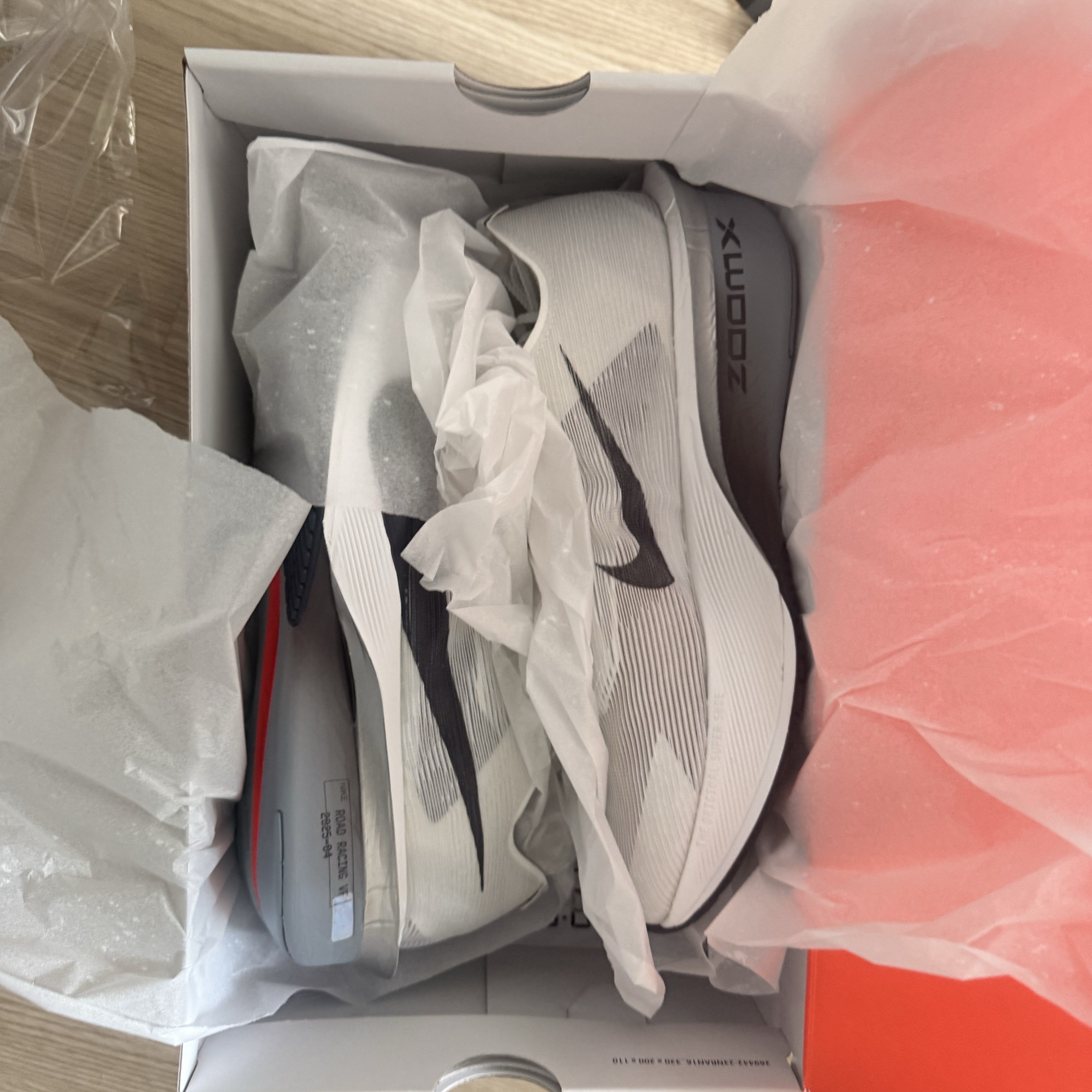 Nike ZoomX Vaporfly Next% 4 White Gridiron 착용 스타일 - 2