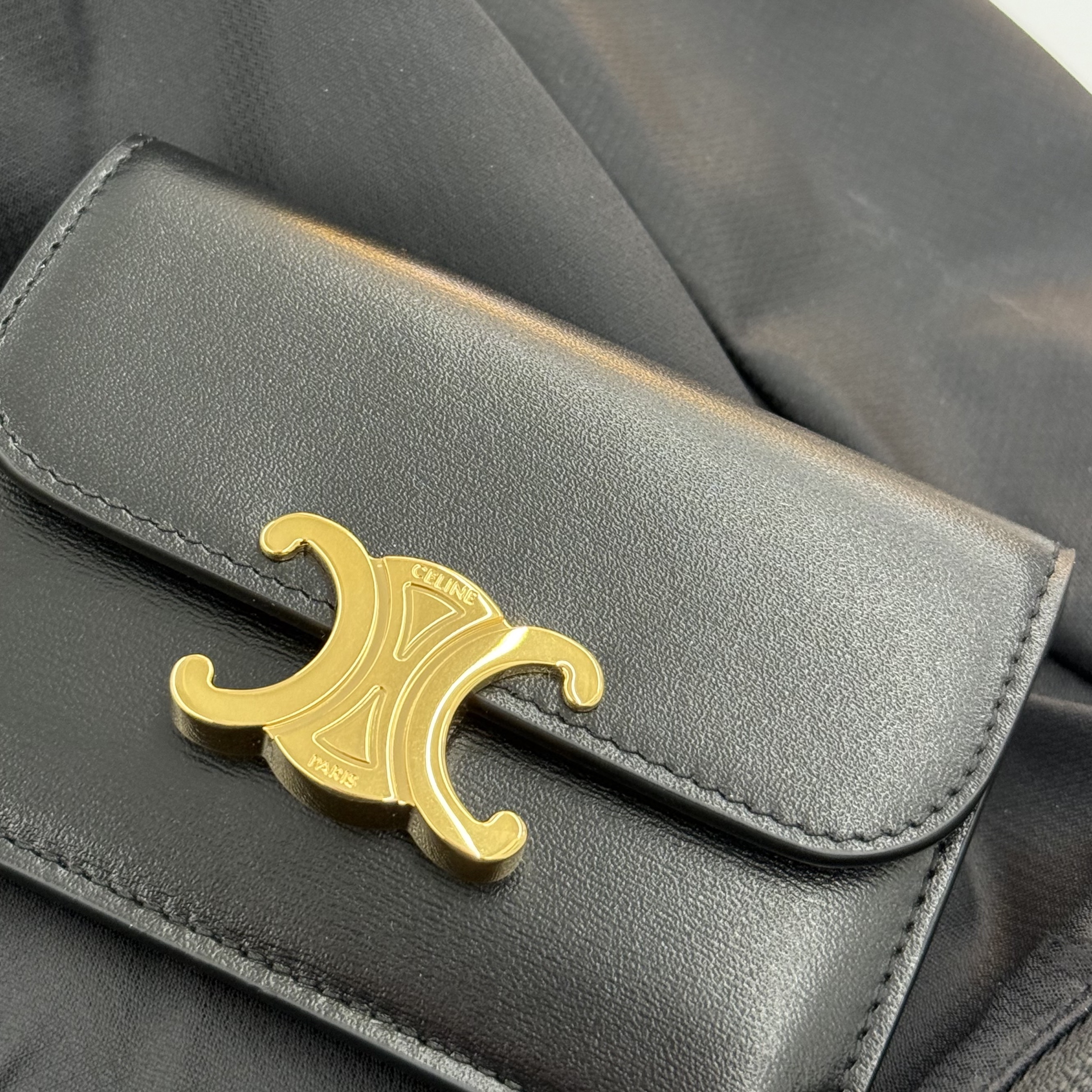 Celine Card Holder with Flap in Shiny Calfskin Black 착용 스타일