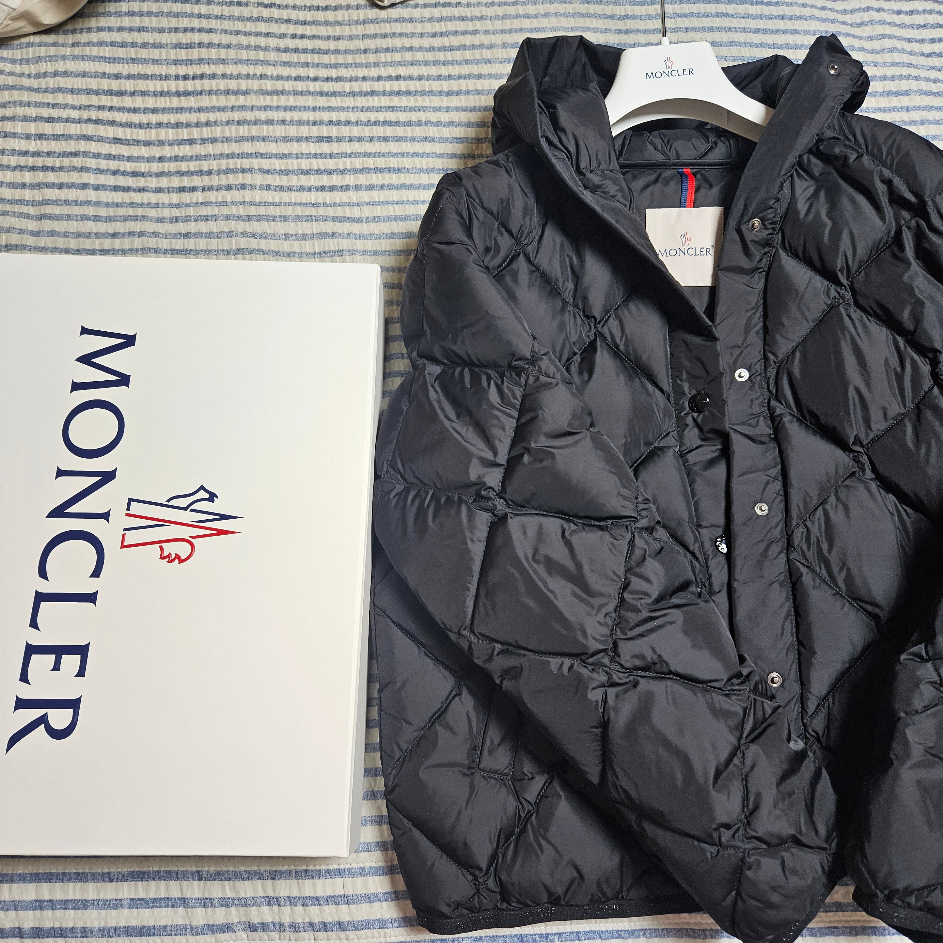 (W) Moncler Arvouin Short Down Jacket Black - 23FW 착용 스타일