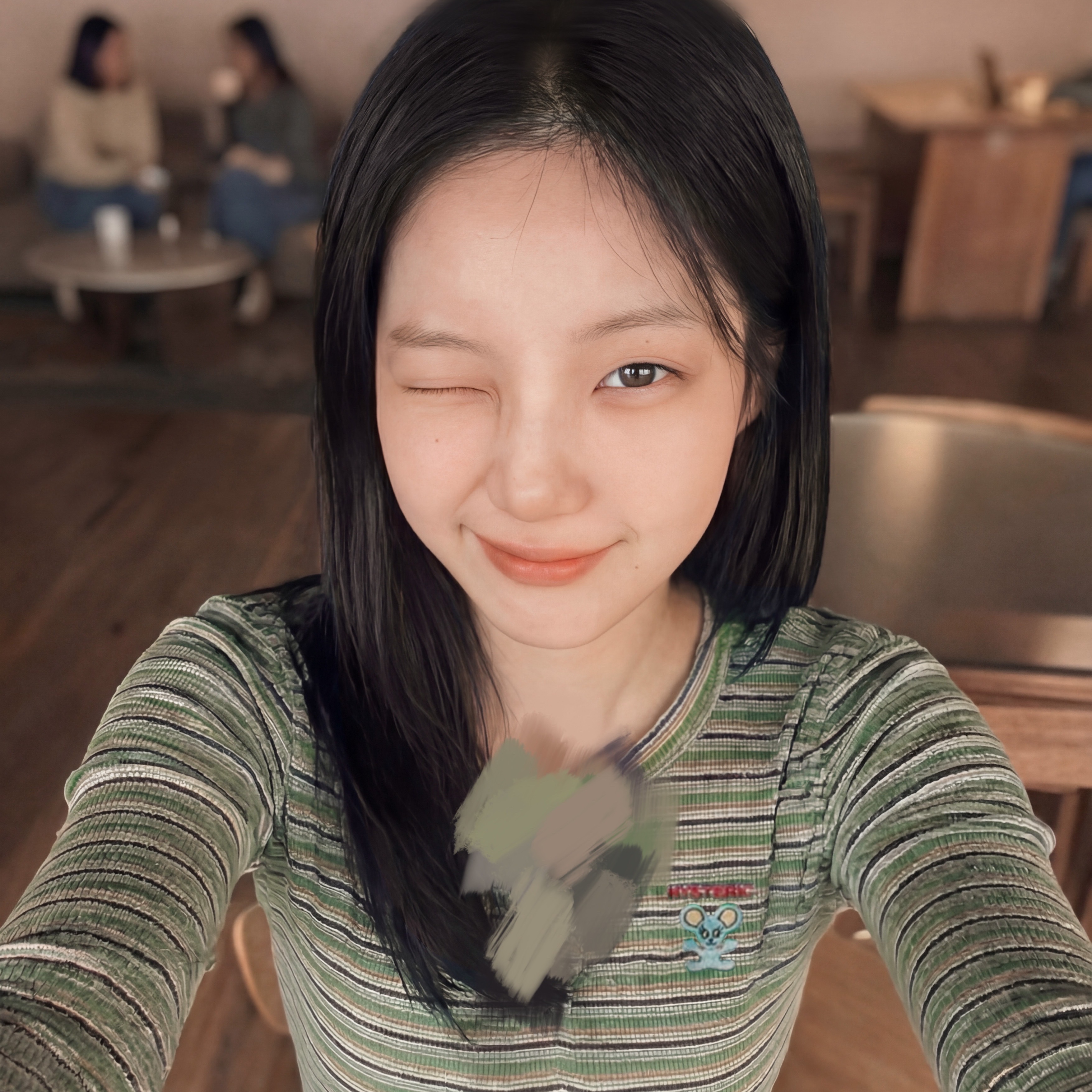 (W) Hysteric Glamour HYS Mouse Embroidery Henley Neck T-Shirt Green 착용 스타일 - 2