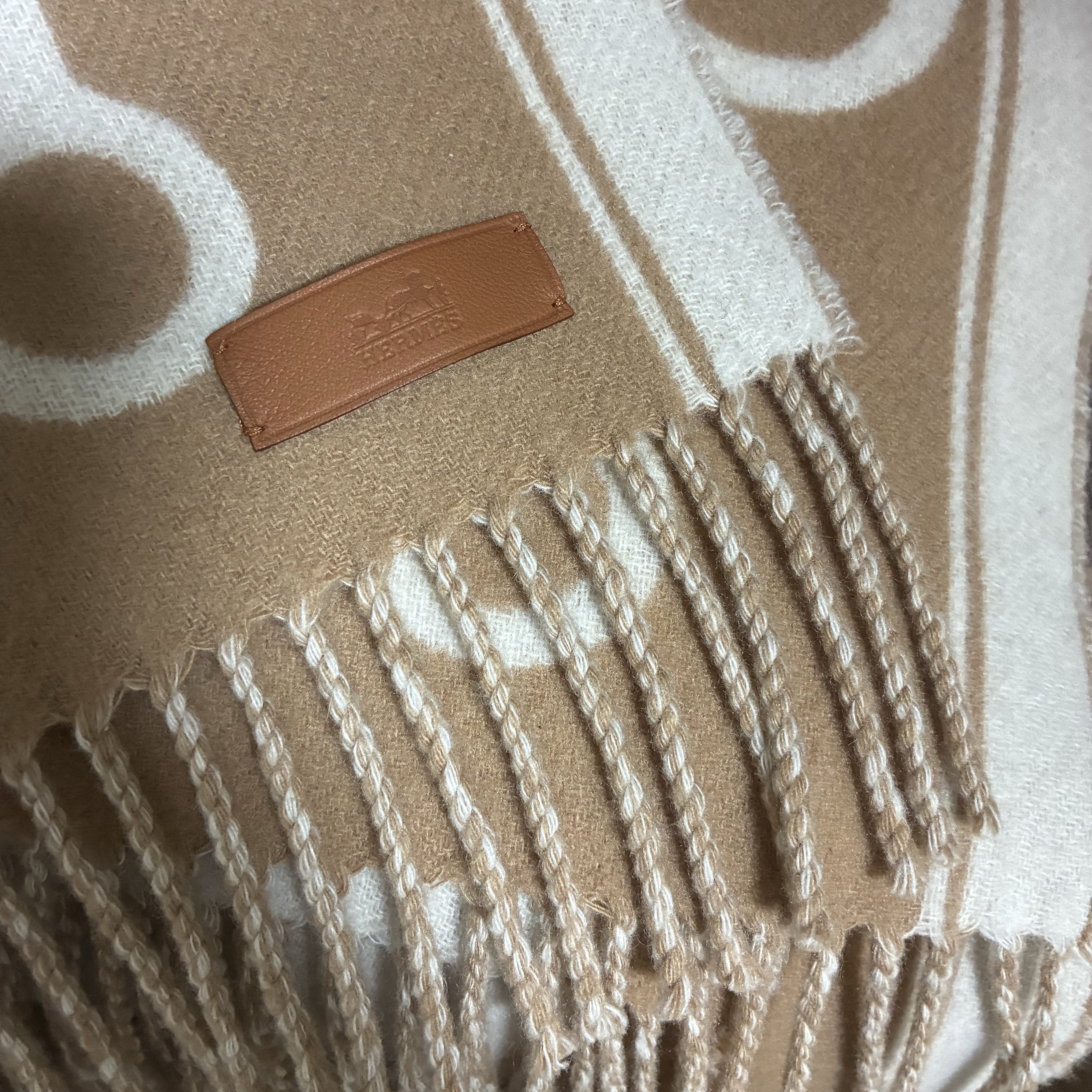 Hermes Casaque Mors Muffler Camel Ivoire 착용 스타일
