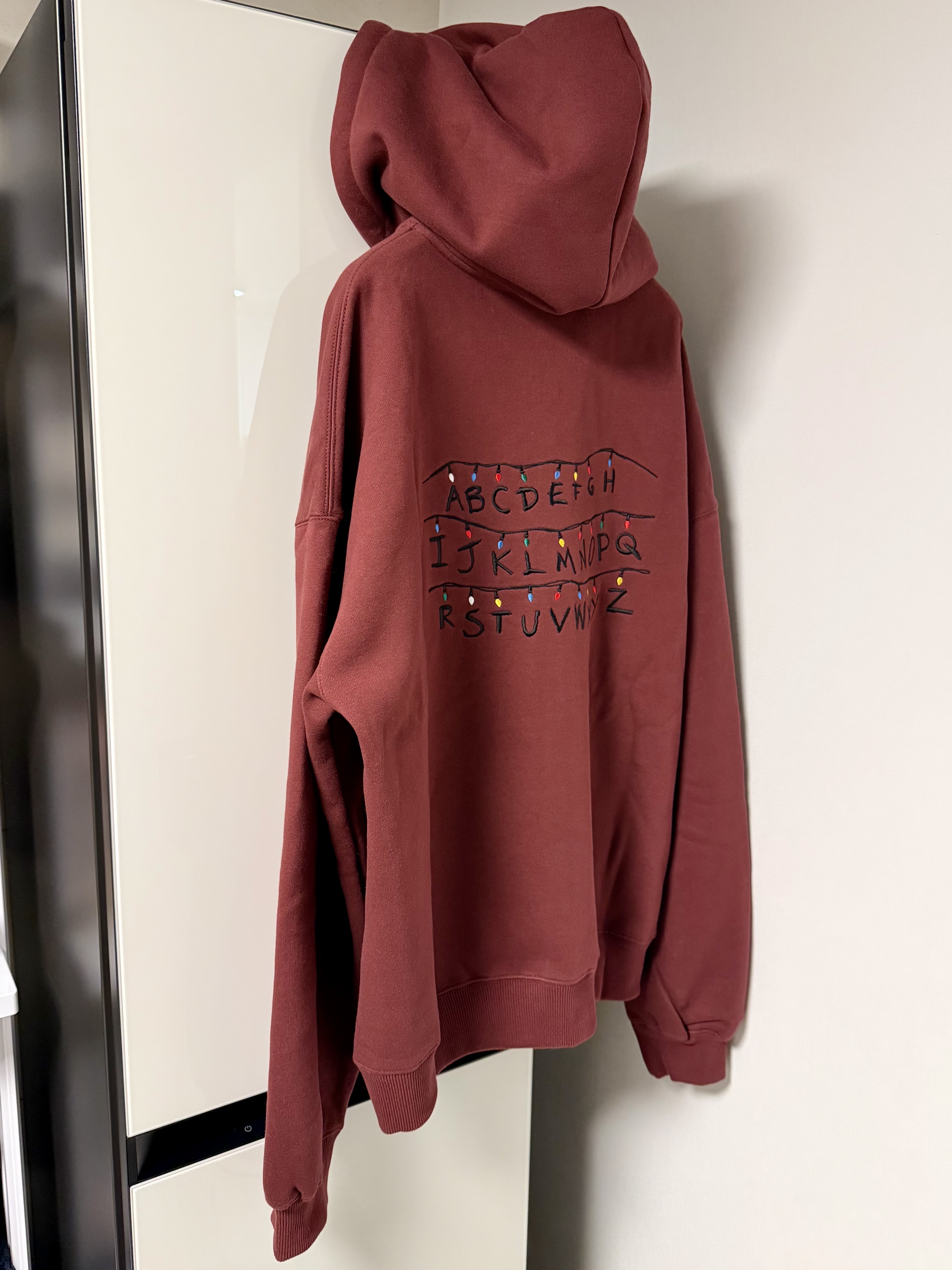 IAB Studio x Stranger Things Tree Lights Zip-up Hoodie Burgundy 착용 스타일 - 1