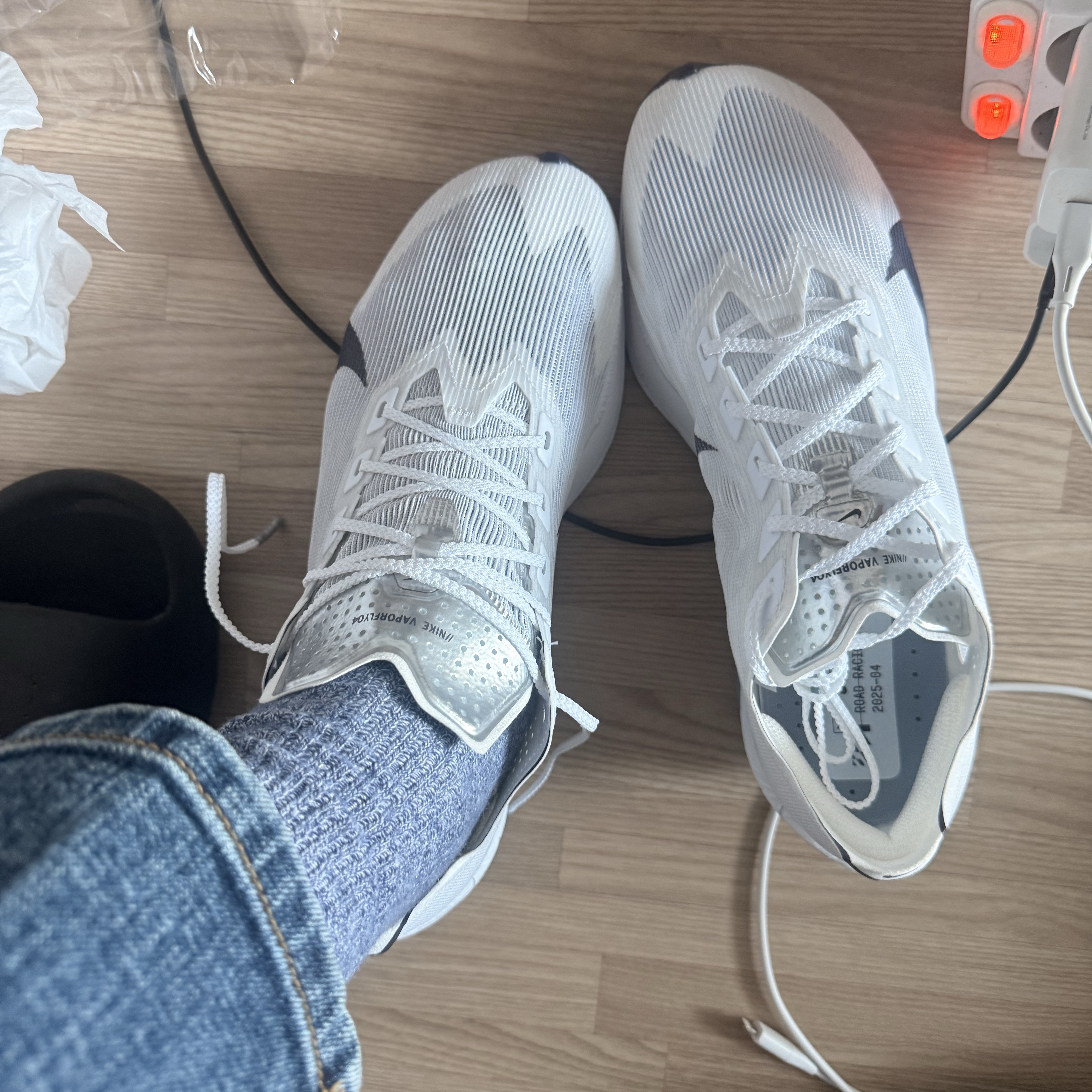 Nike ZoomX Vaporfly Next% 4 White Gridiron 착용 스타일 - 3