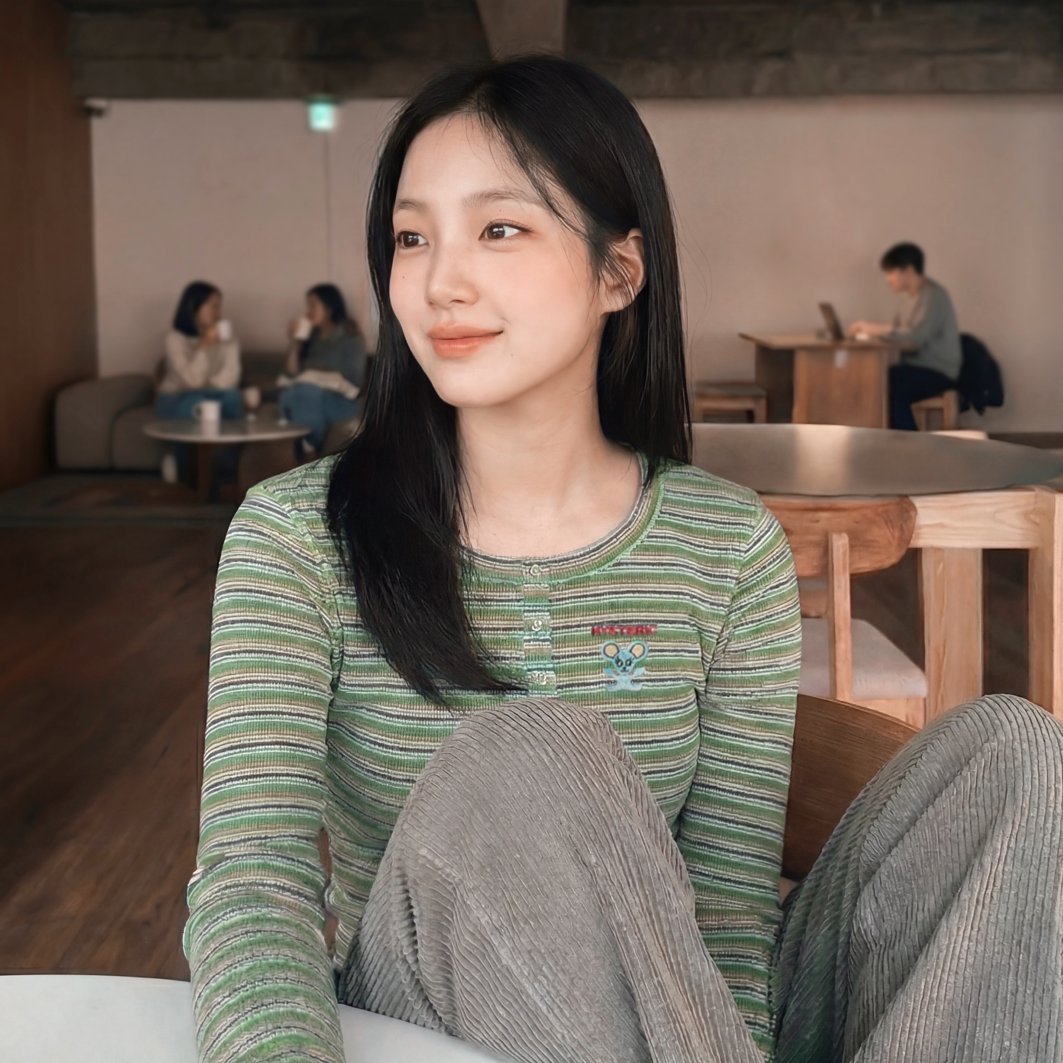 (W) Hysteric Glamour HYS Mouse Embroidery Henley Neck T-Shirt Green 착용 스타일 - 1