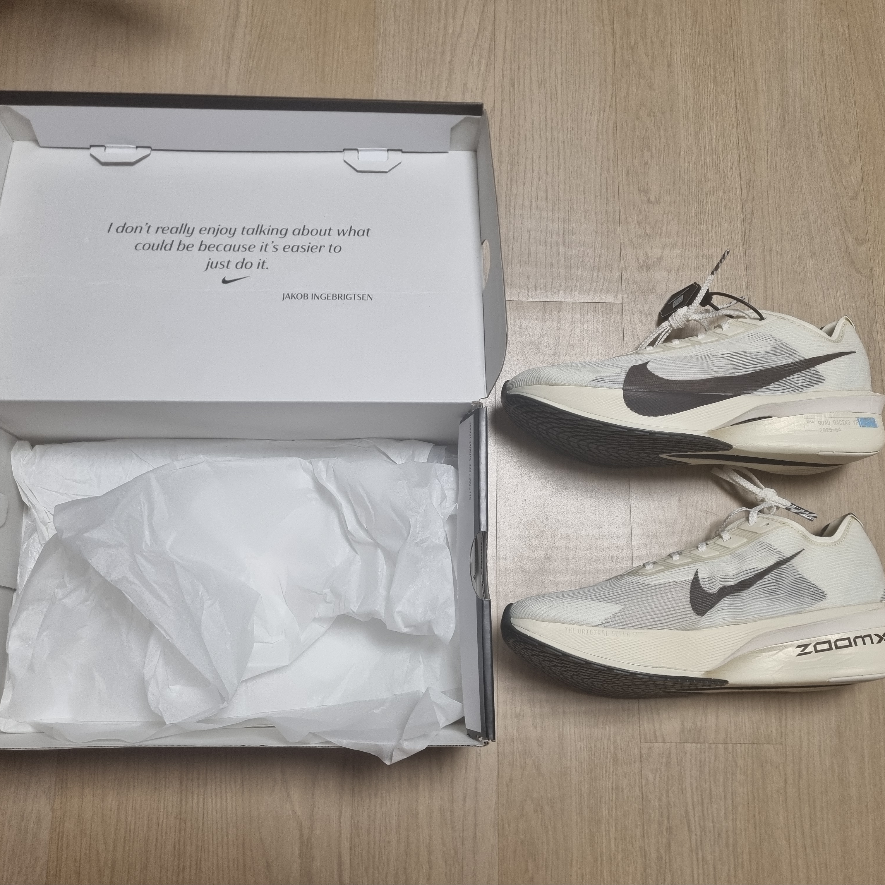 Nike x Jakob Ingebrigtsen ZoomX Vaporfly Next% 4 Sail Medium Ash 착용 스타일