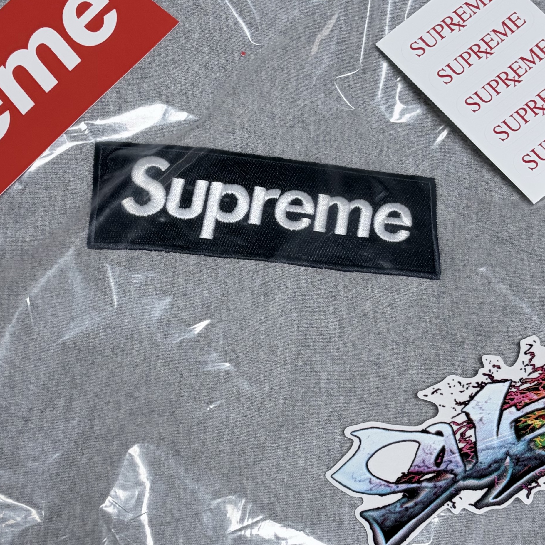 Supreme Box Logo Hooded Sweatshirt Heather Grey - 25FW, IAB Studio x Stranger Things The SQUAWK Fleece Blue Ivory 착용 스타일 - 1