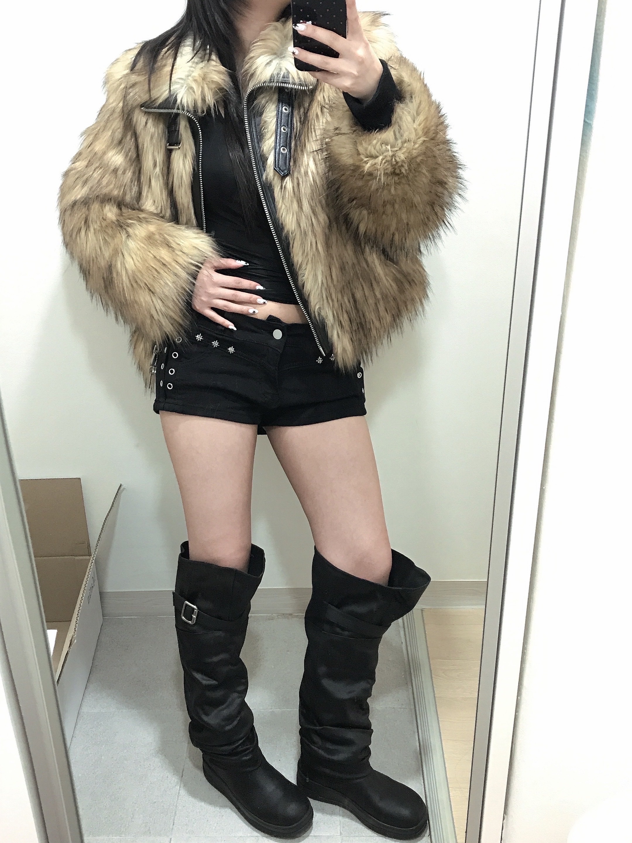 (W) Matin Kim Neck Buckle Crop Fur Jumper Beige, (W) Matin Kim Neck Buckle Crop Fur Jumper Ivory 착용 스타일 - 2