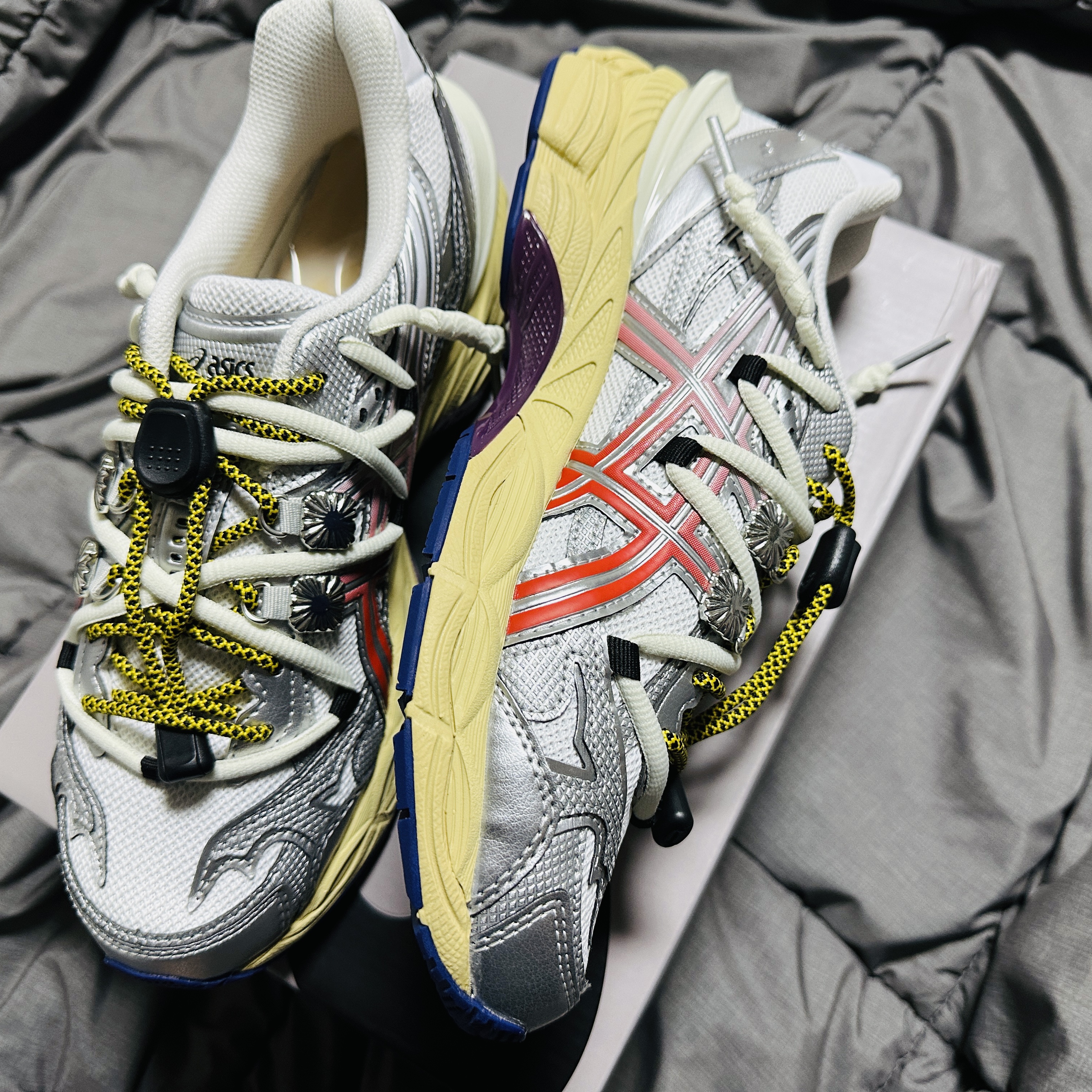 Asics x Toga Gel-Cumulus 16 TG White Red Pure Silver 착용 스타일 - 1