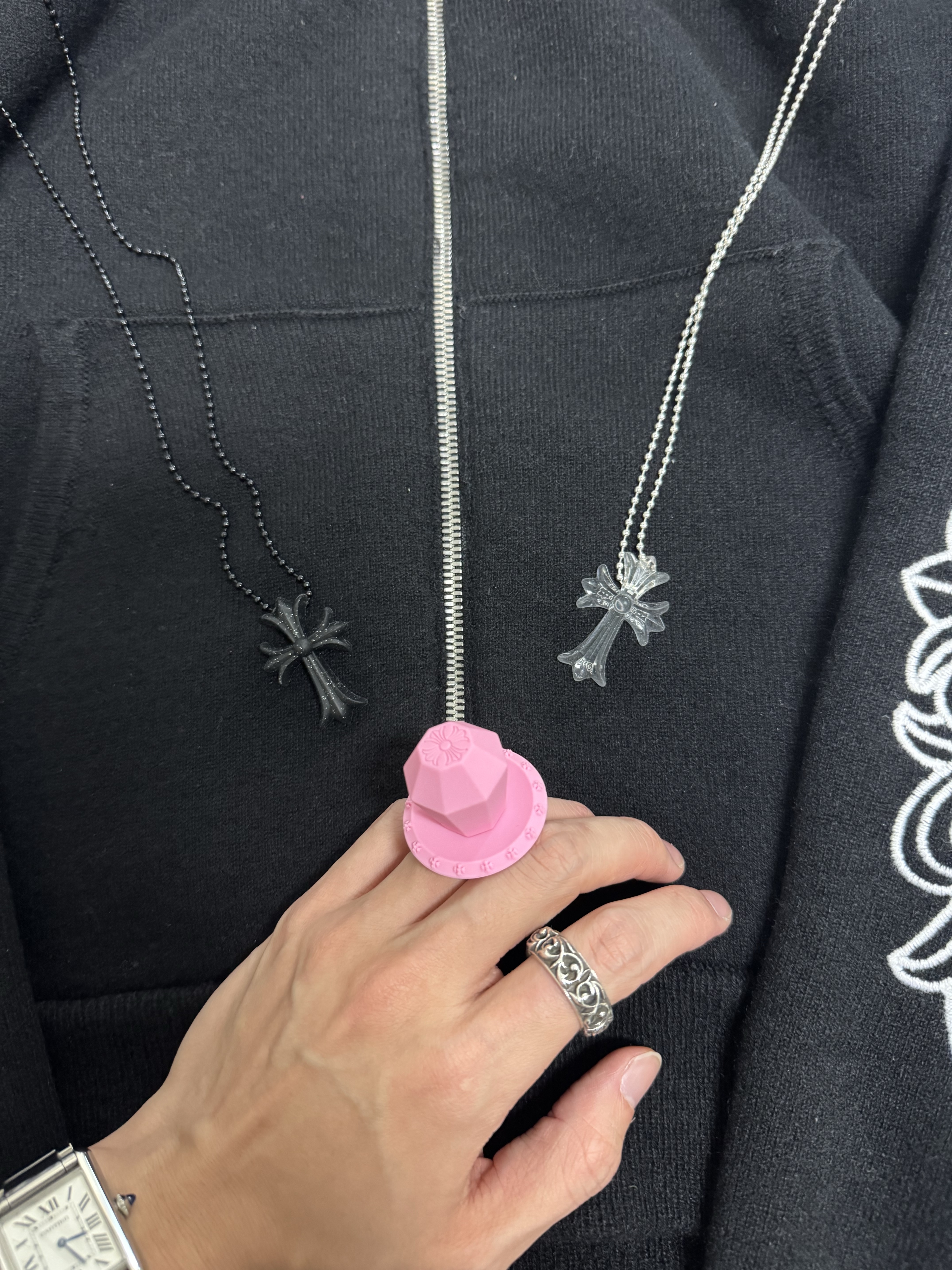 Chrome Hearts Silichrome CH Cross Pendant Black Glitter 2025, Chrome Hearts Silichrome CH Cross Pendant Clear 2025 착용 스타일 - 3