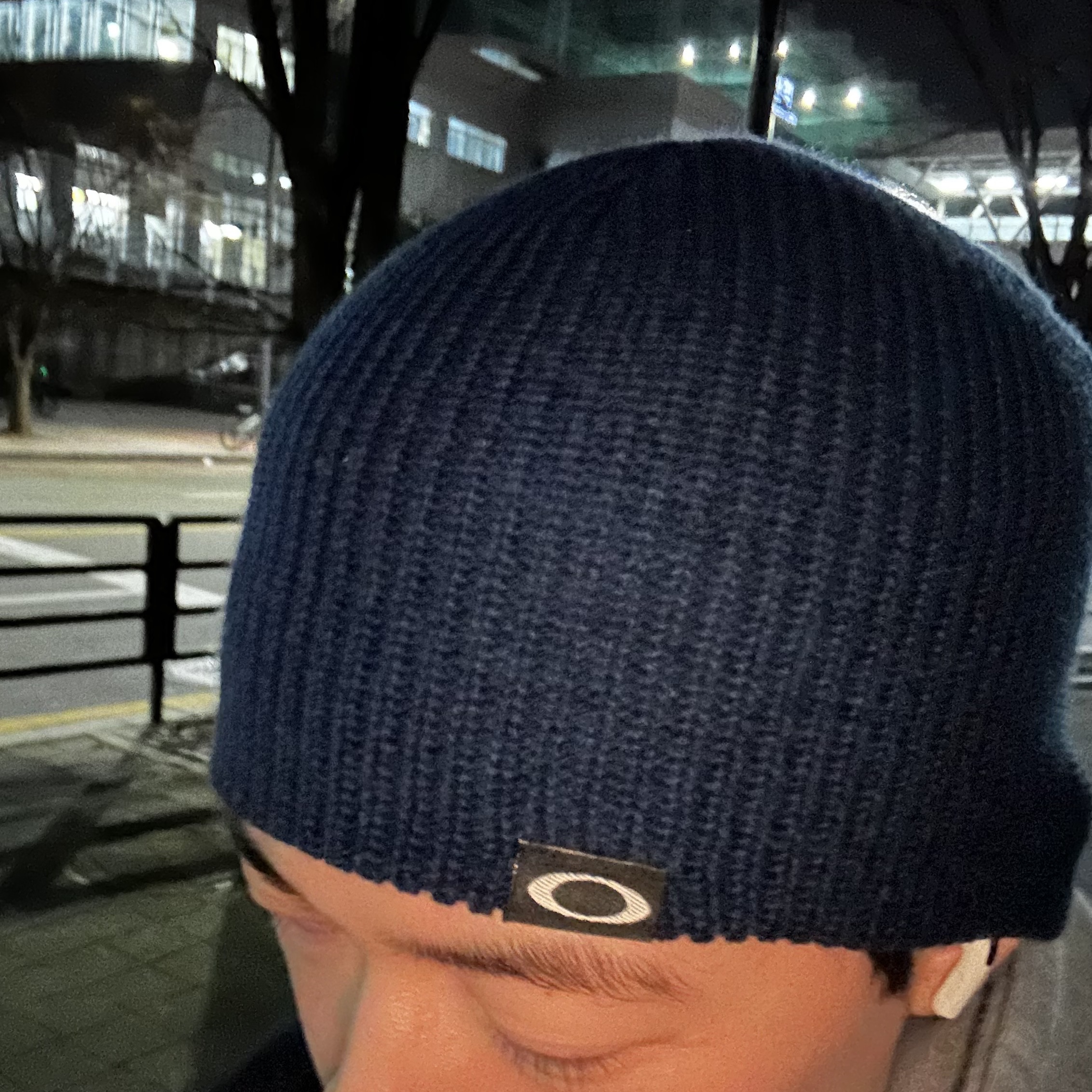 Oakley Session Beanie Team Navy 착용 스타일