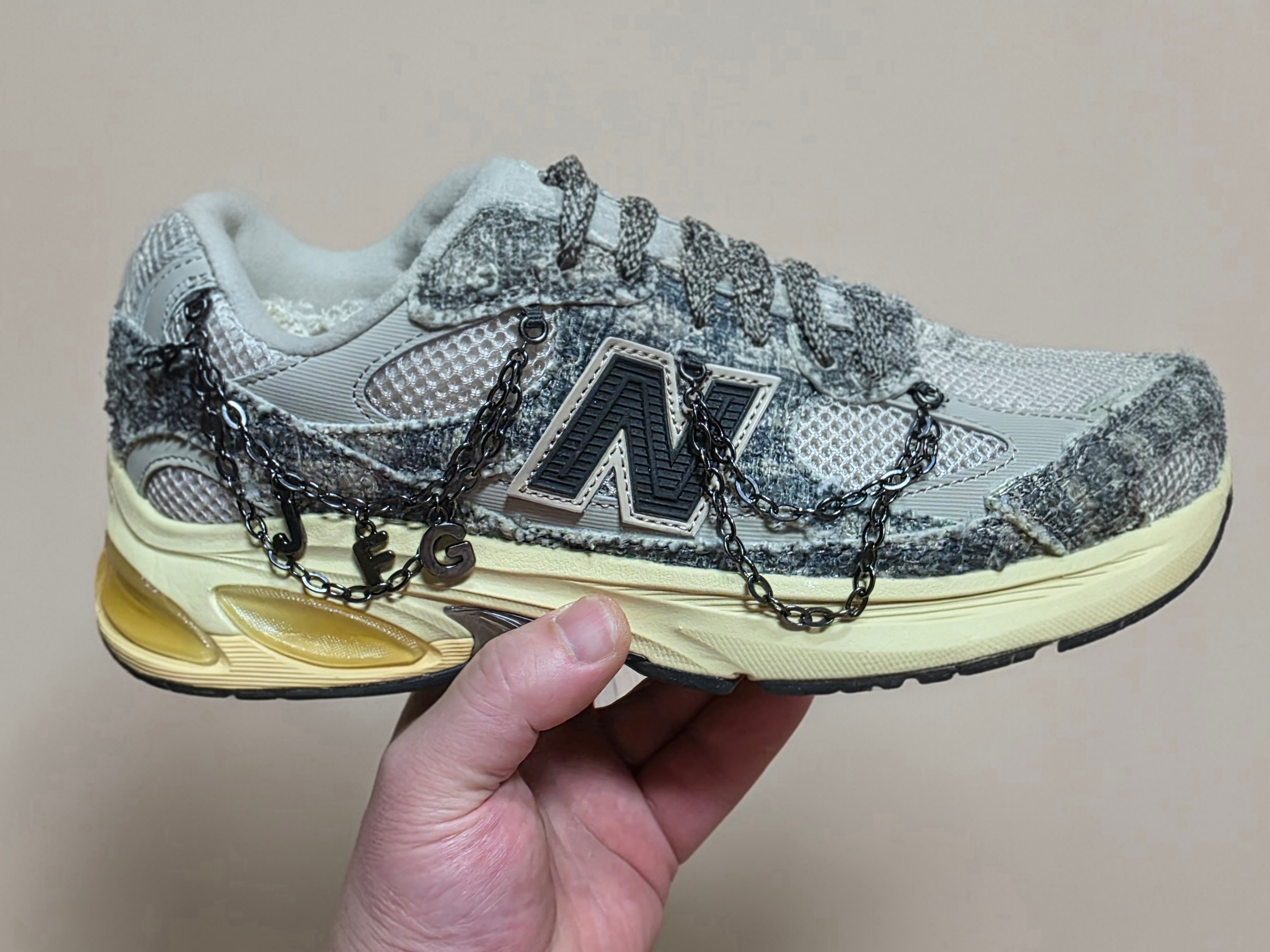 New Balance x Joe Freshgoods 2010 Abzorb Bag Lady Tan 착용 스타일