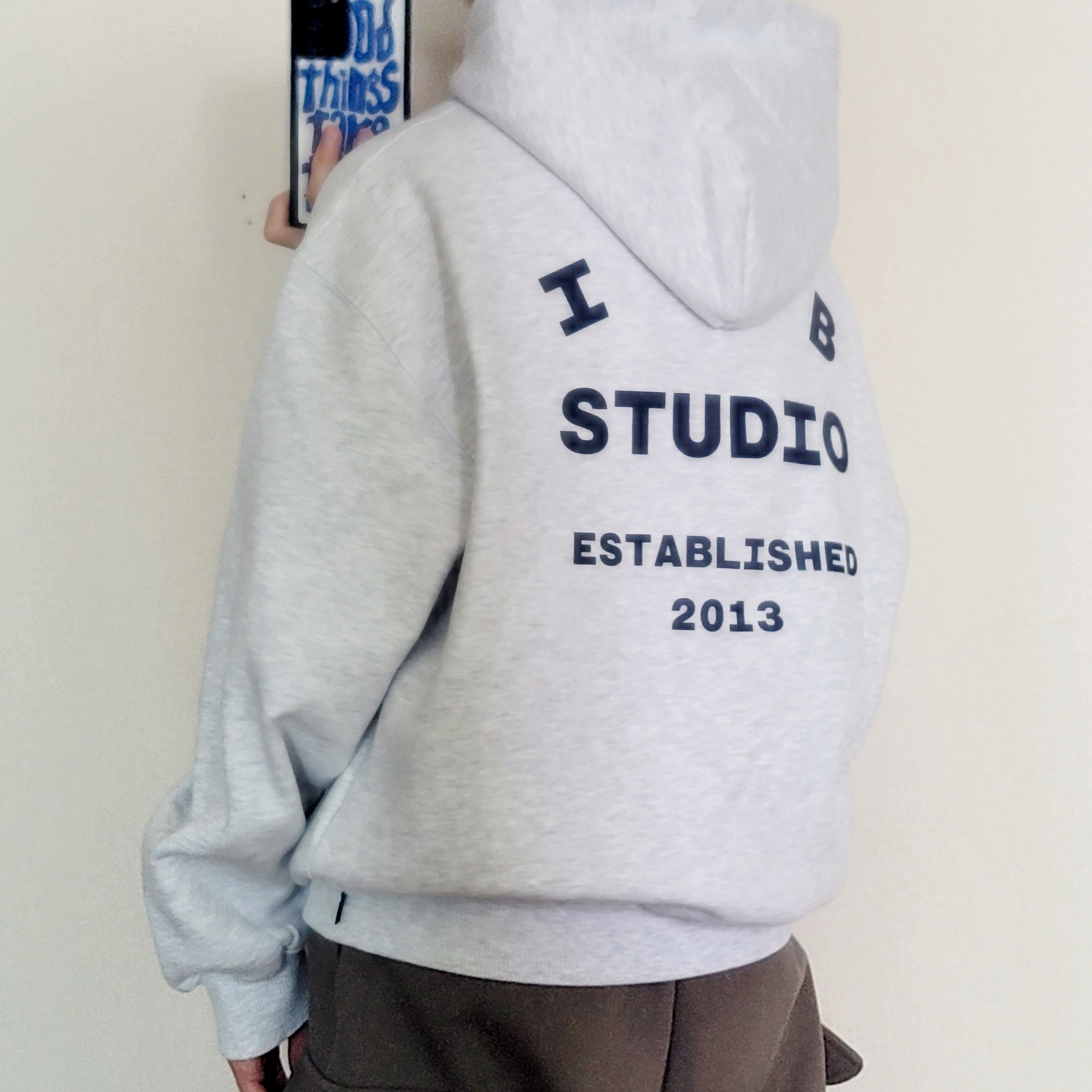 IAB Studio 25 Hoodie Light Gray Navy 착용 스타일 - 2