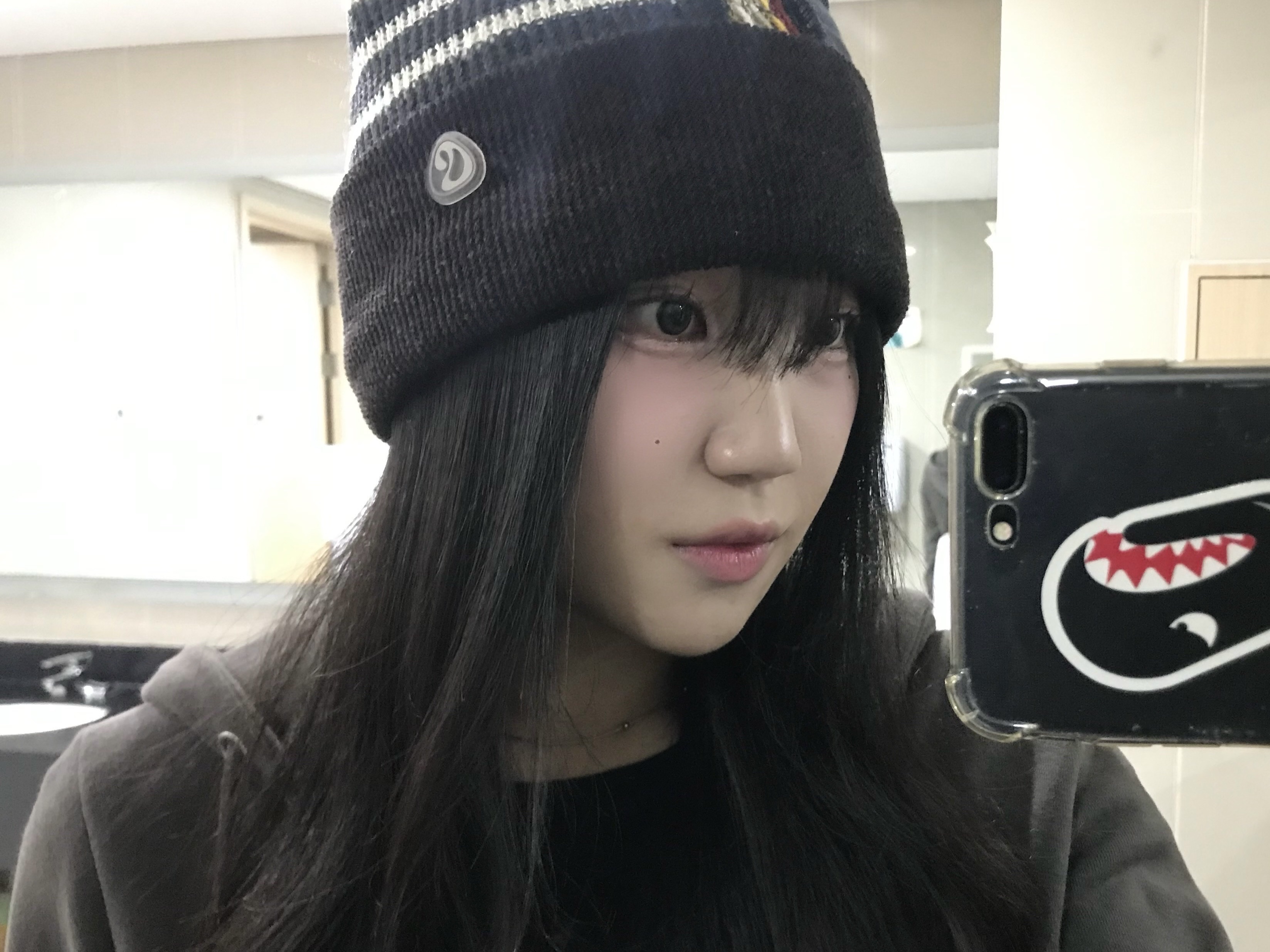 COYSEIO Patchwork Beanie Brown 착용 스타일