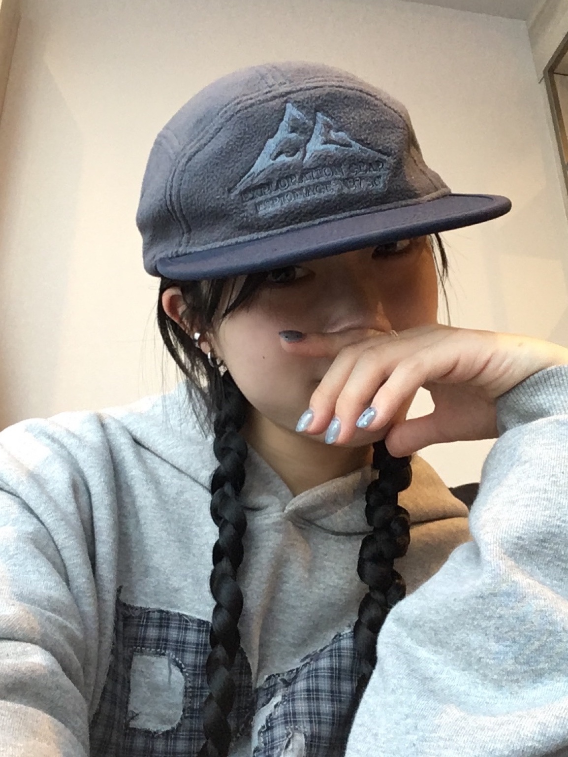 SLOW RECORD HOUSE Check Patch Hoodie Grey 착용 스타일 - 5