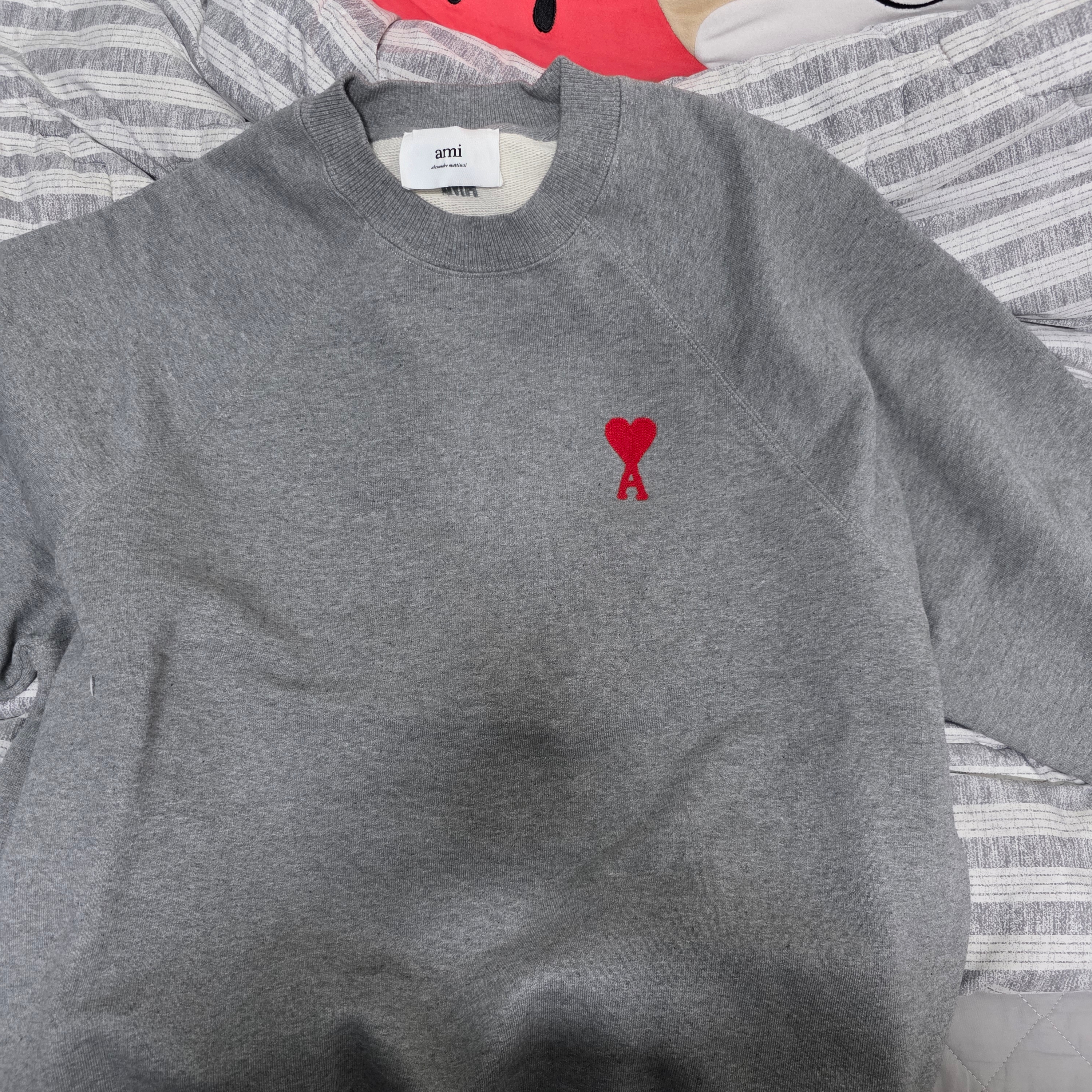 AMI de Coeur Sweatshirt Grey 착용 스타일
