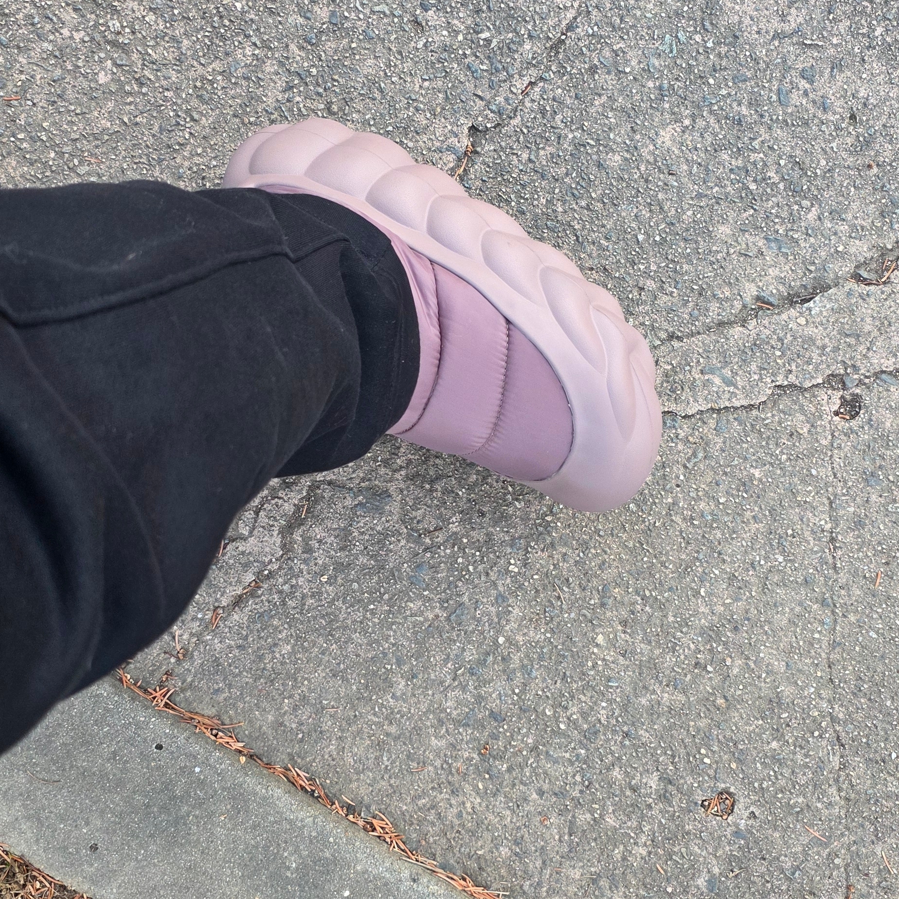 Crocs Overpuff Shorty Truffle 착용 스타일 - 2