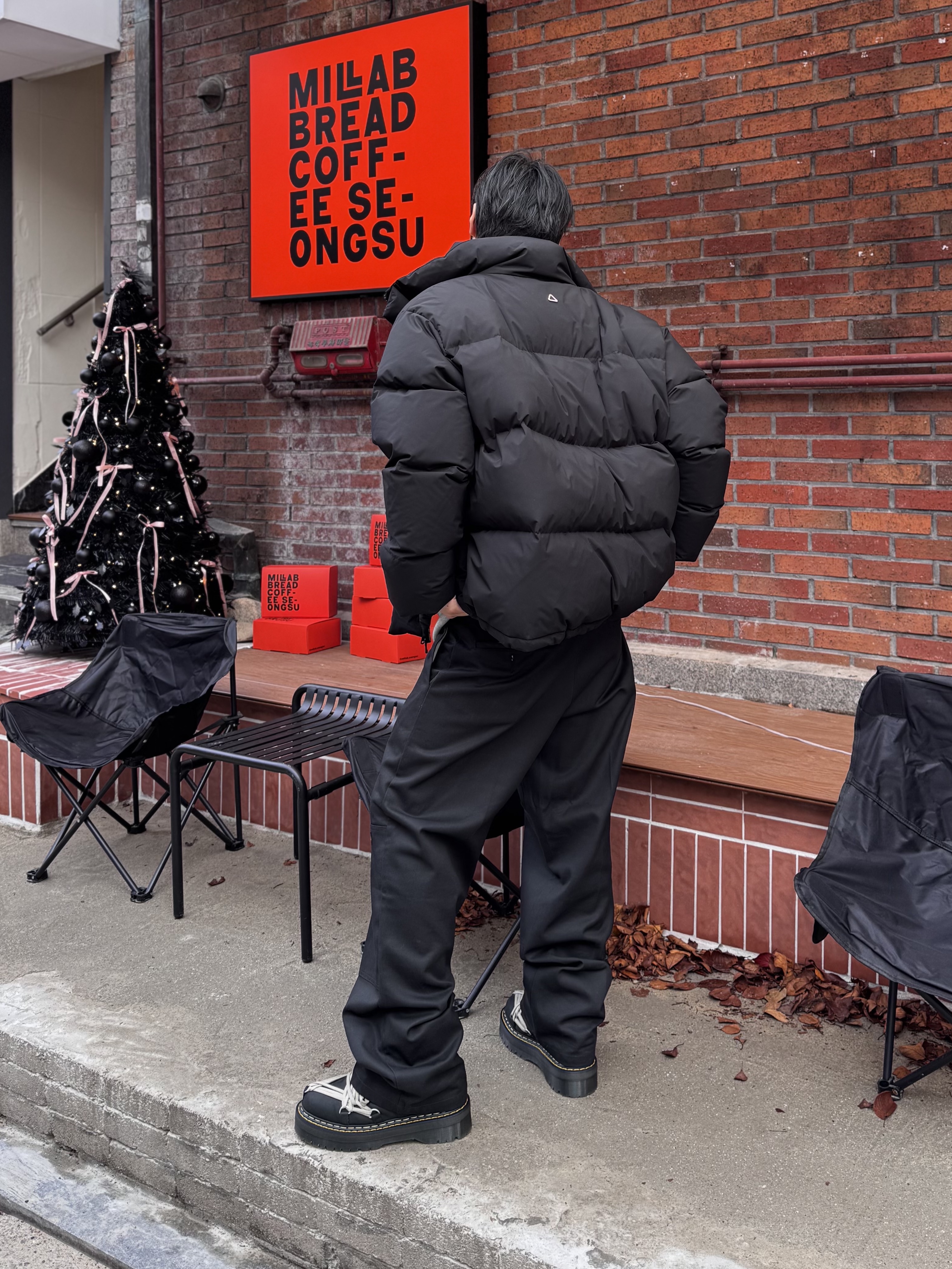 Dr. Martens x Rick Owens 1460 Quad Sole Mega Lace Boots Black, Dickies Loose Fit Double Knee Work Pants Black 착용 스타일 - 1